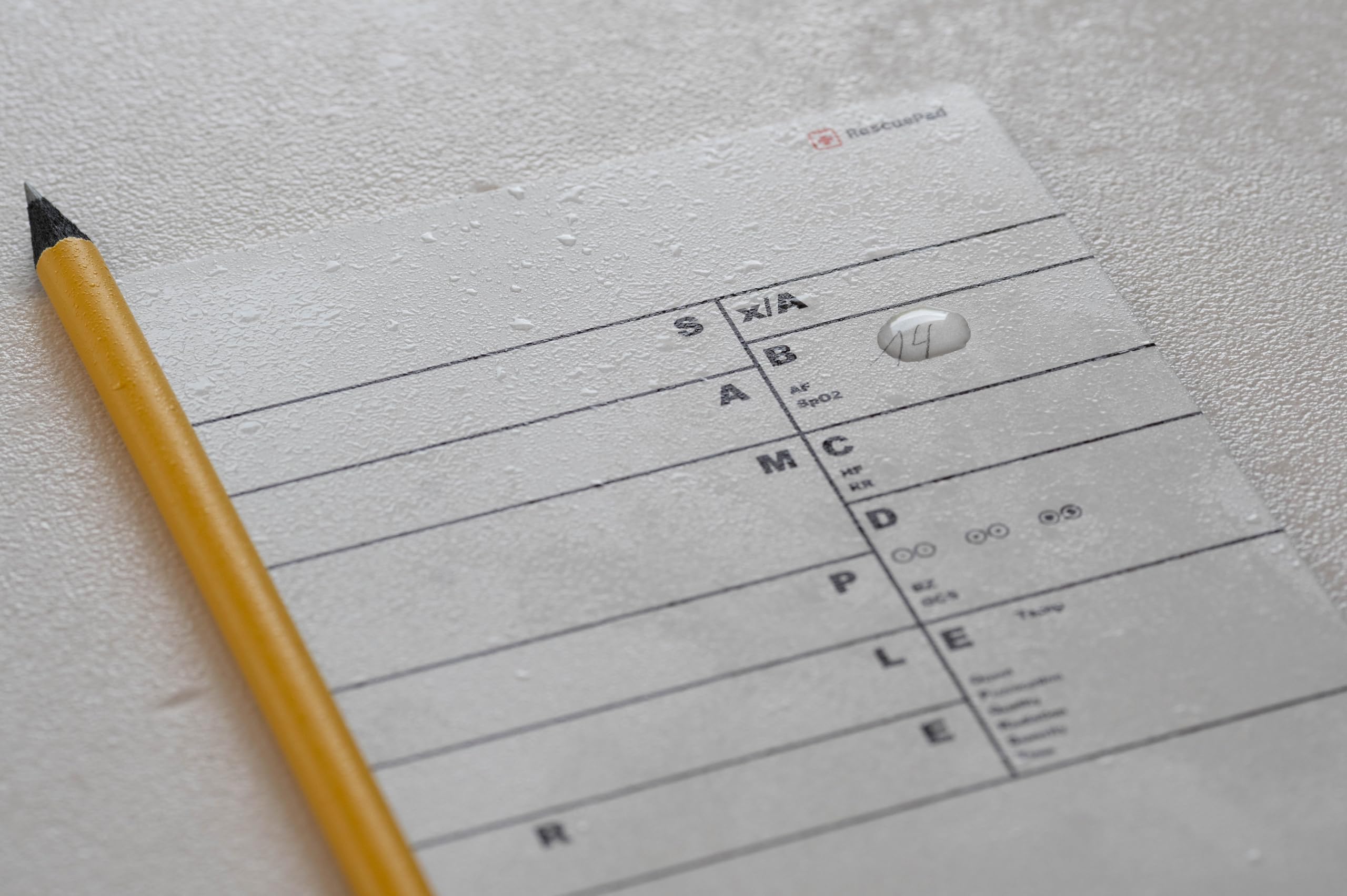 Marker Notepad für medizinische Dokumentation mit Non-Permanent Markern, XABCDE/SAMPLER-Schema, Wasserfest