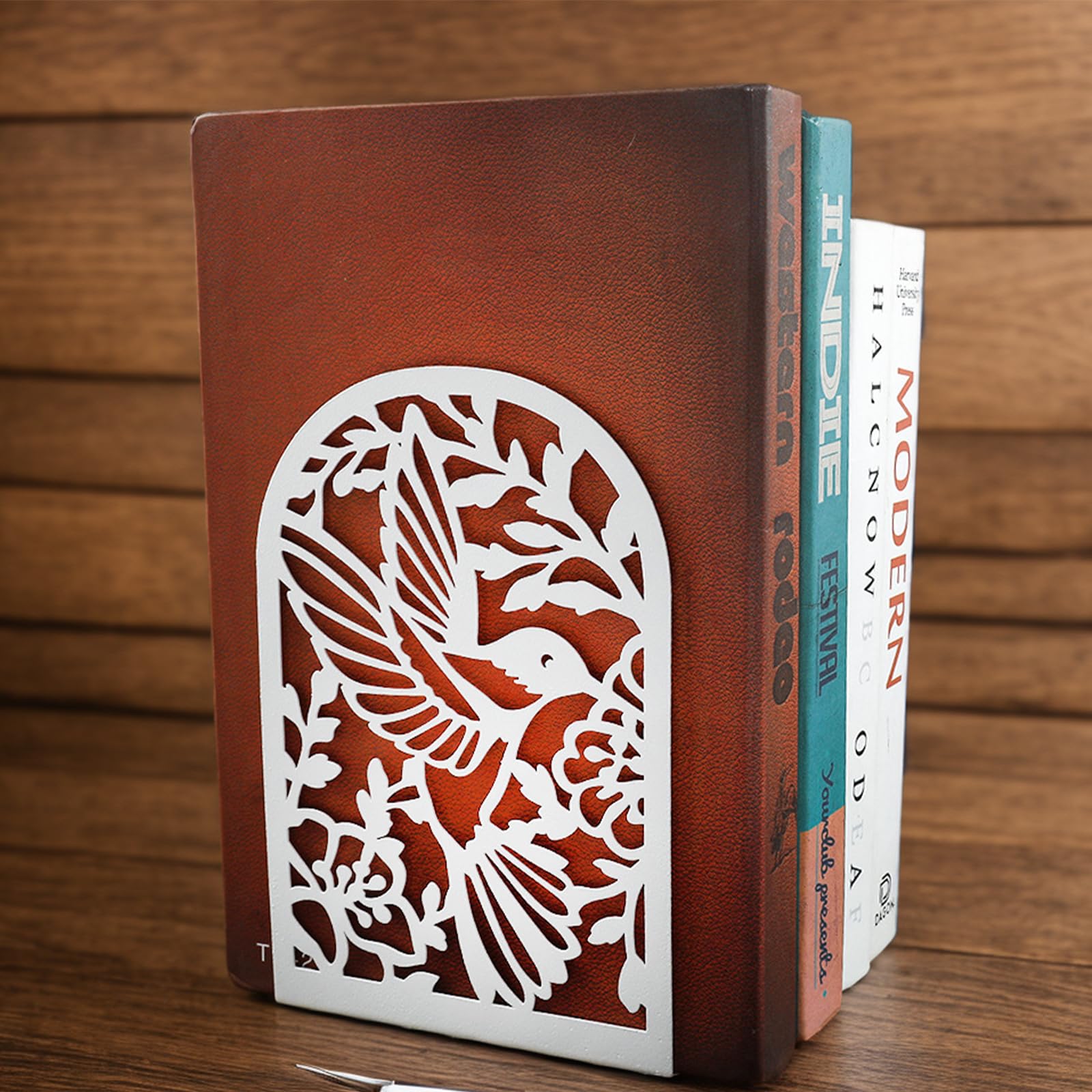 Een paar cactusvormige roségouden ijzeren boekensteunen in