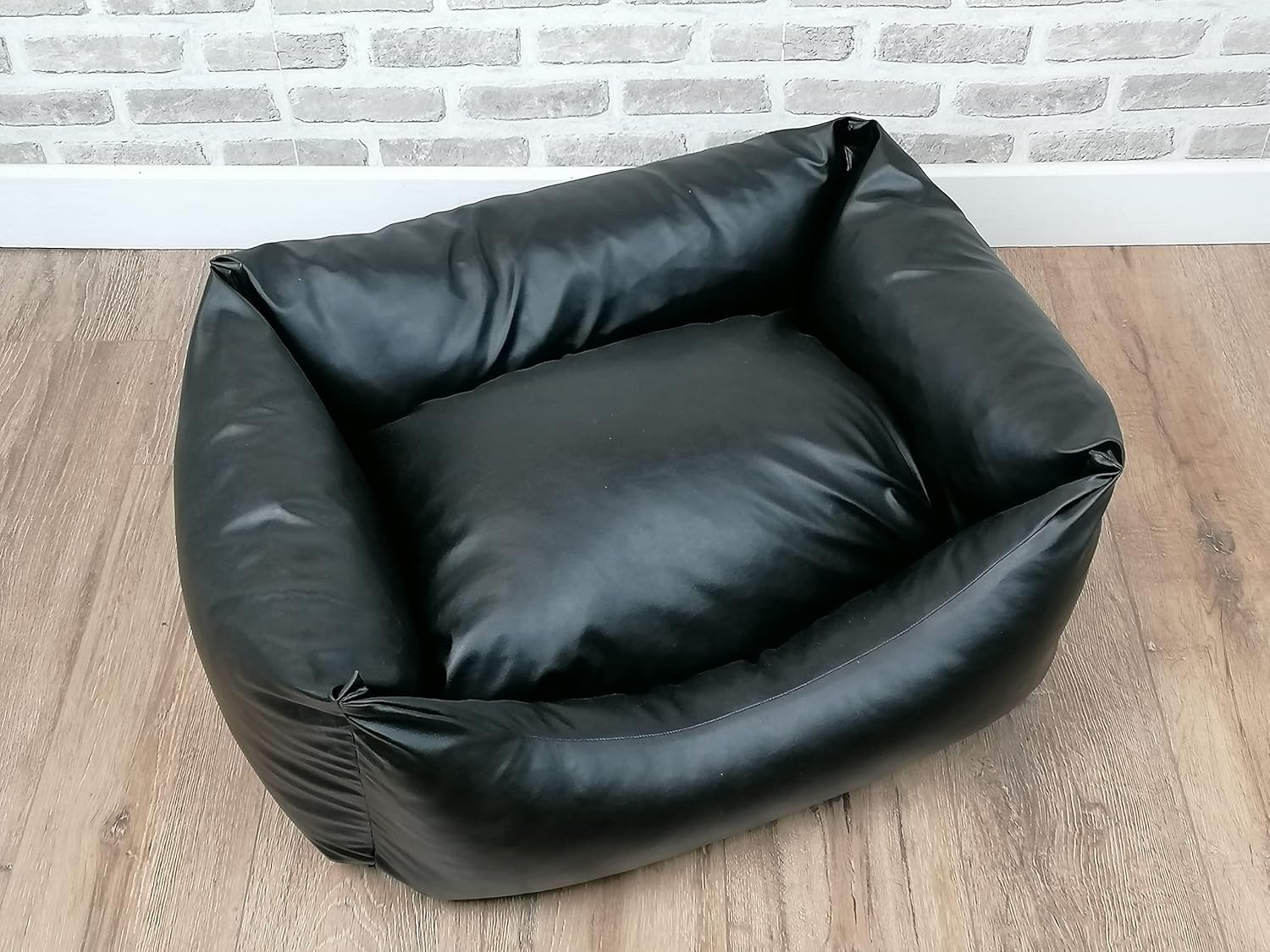 WASHABLE FAUX LEATHER SMALL DOG BED IN BLACK Amazon.co.uk Pet Supplies