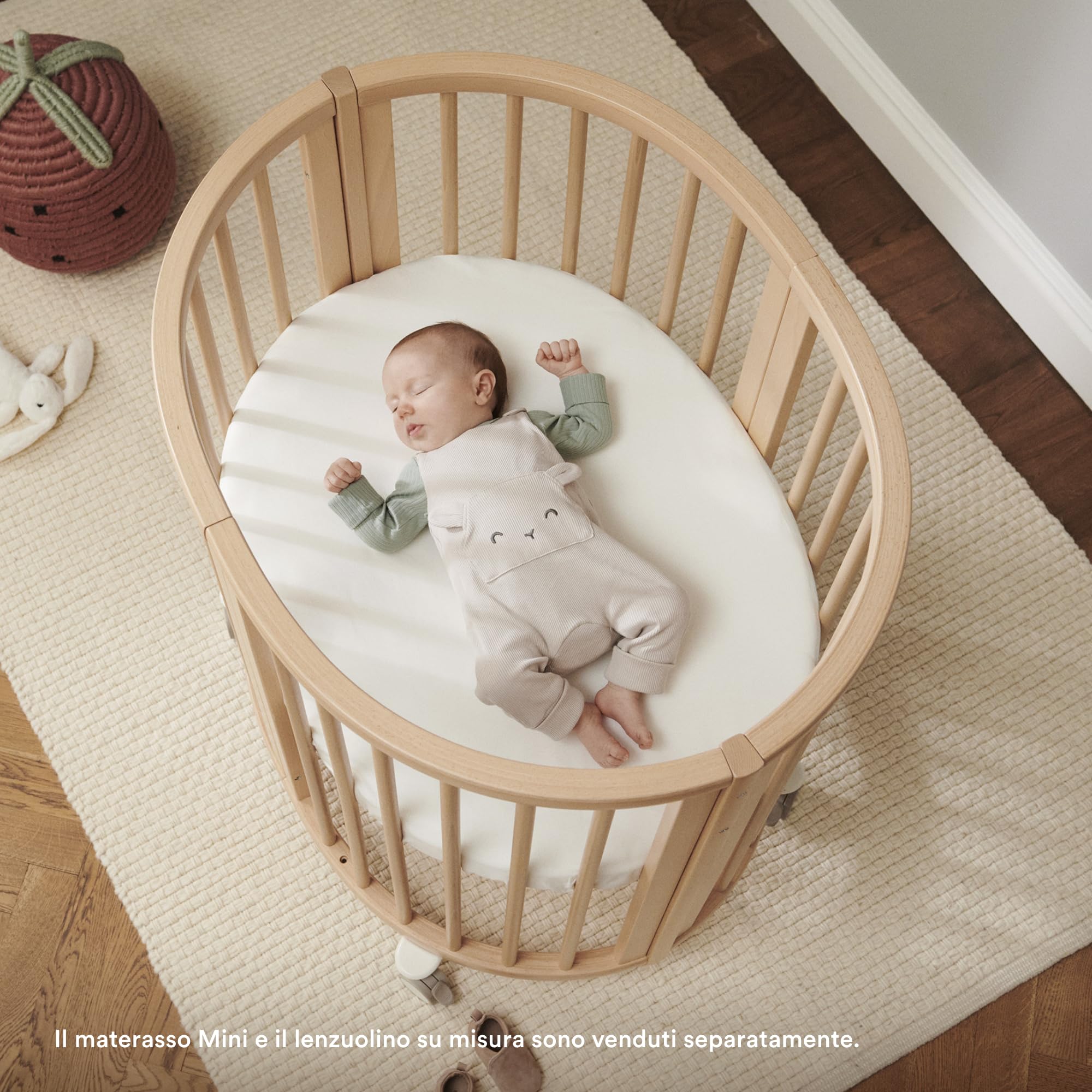 Stokke Sleepi Mini, Bianco - Culla ovale adatta per 0-6 mesi - Base regolabile in altezza, ruote girevoli bloccabili, base materasso traforata per la circolazione dell'aria