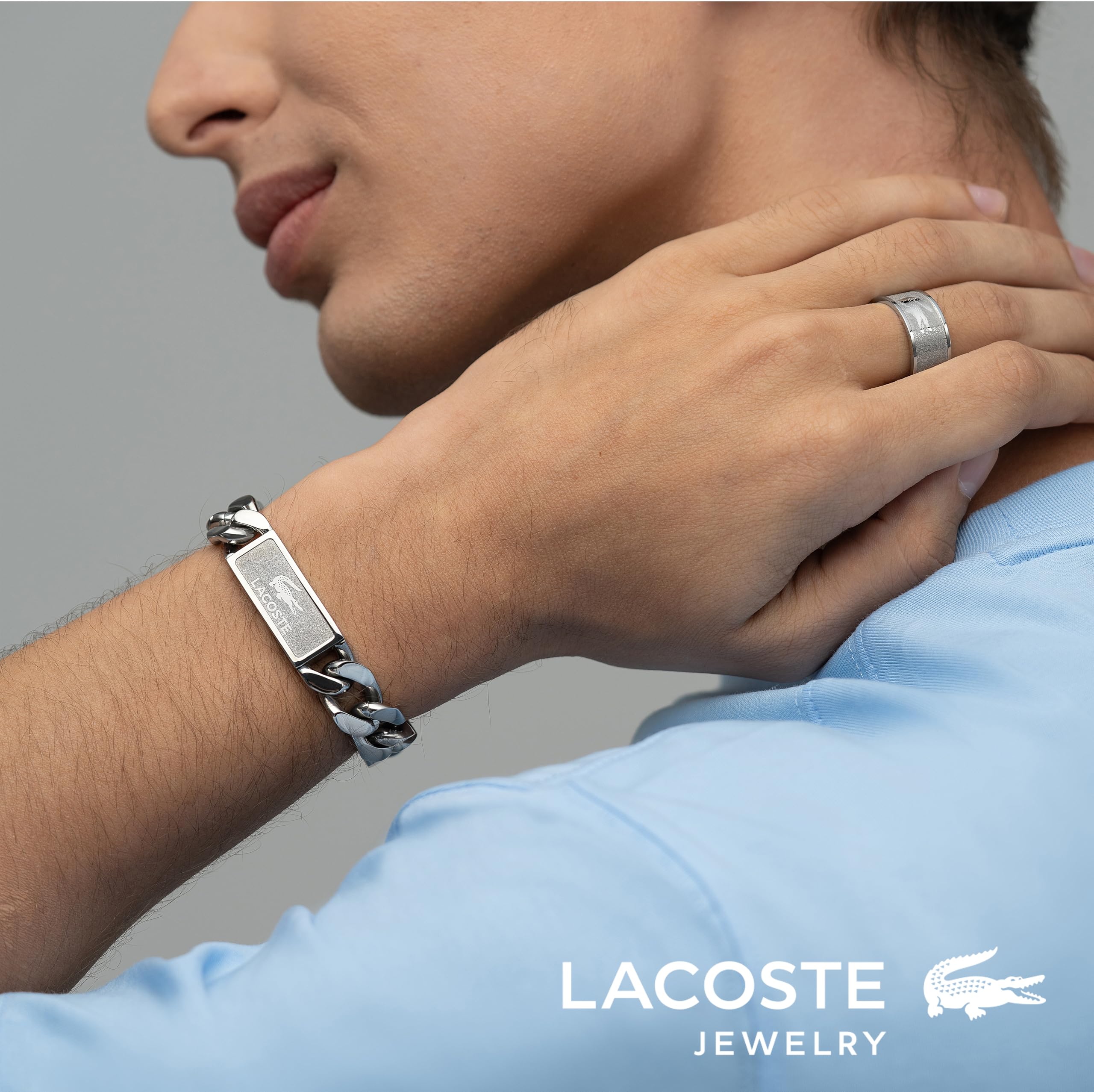 Lacoste Bracelet en Chaîne pour Homme Collection BACKHAND en Acier Inoxydable avec une Plaque Gravée - Disponible en Version Or ou Argent