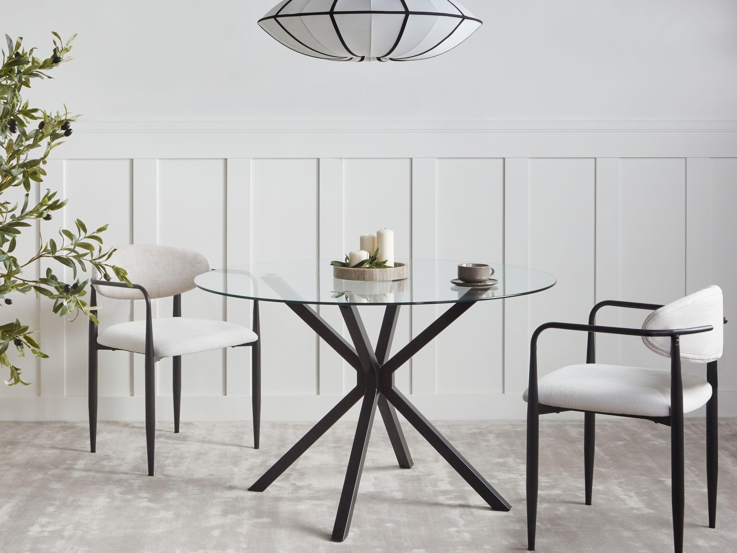 Beliani Tavolo da pranzo rotondo Glamour ⌀120 cm Piano in vetro temperato Gambe d'accento Nero