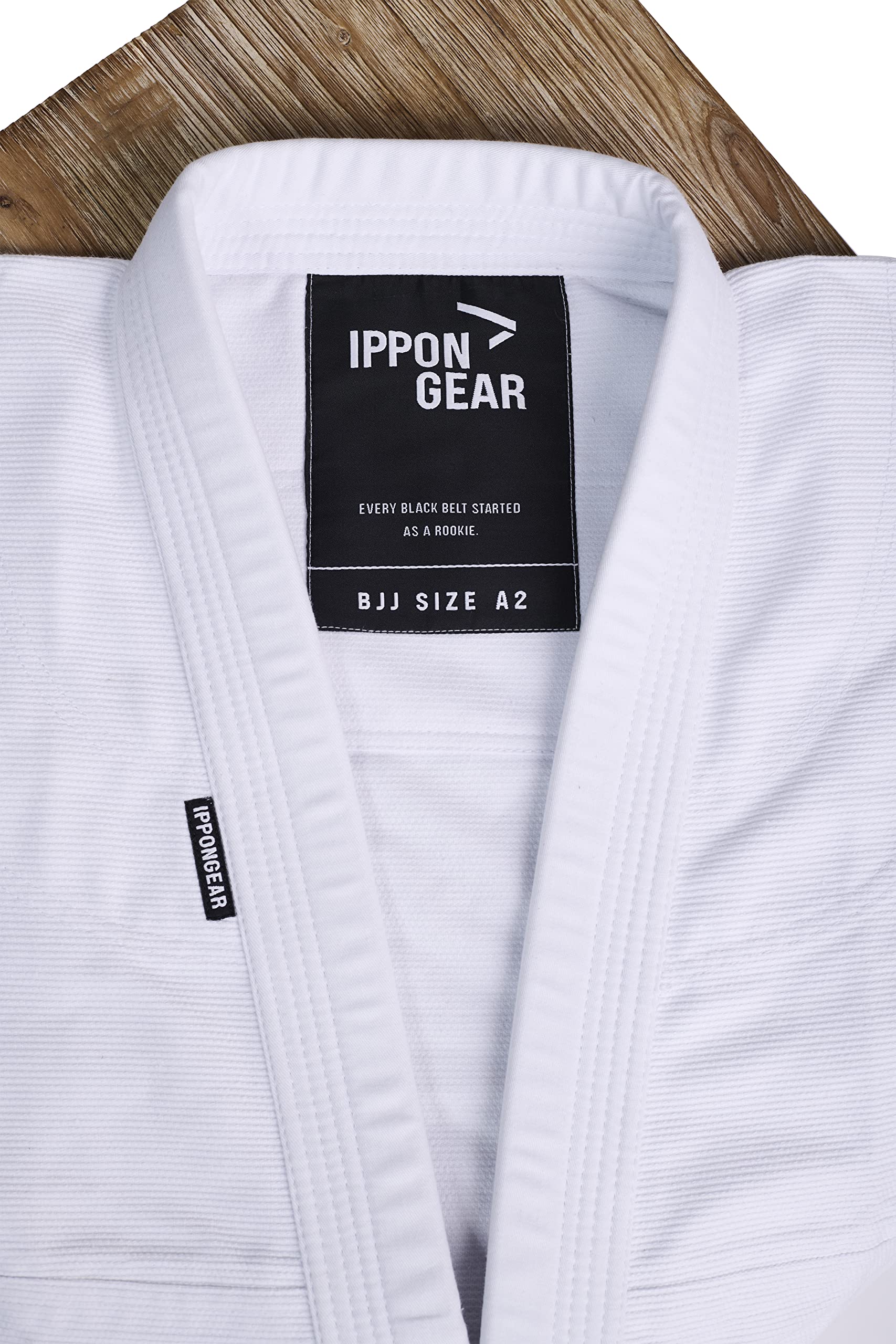 IPPONGEAR BJJ GI Brazilian Jiu Jitsu Kinder/Einsteiger Anzug inkl weißem Gürtel [Größe M4 I Pearl-Weave Material I 350gr/m² Stoffdichte I Reißfestes Material mit versiegelten Nähten] weiß
