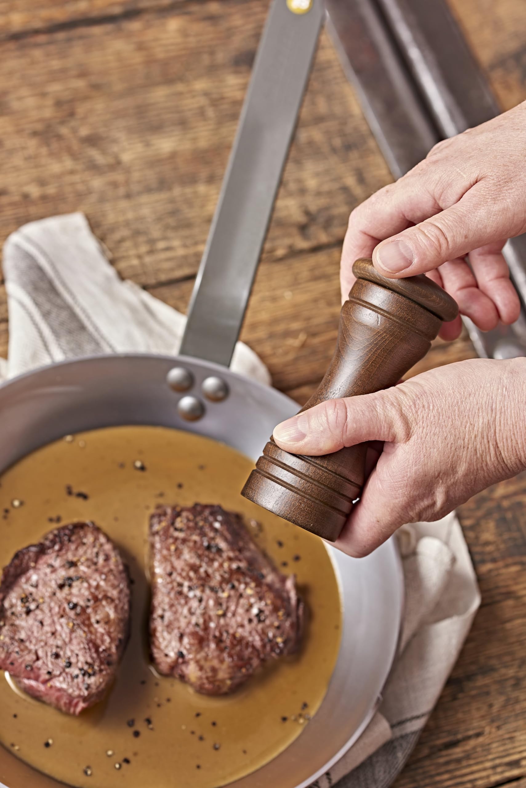 de Buyer - Box #Steaklover: MINERAL B patelnia Ø 26 cm + szczypce ze stali nierdzewnej + młynek do pieprzu z drewna bukowego - 5610.03, szary