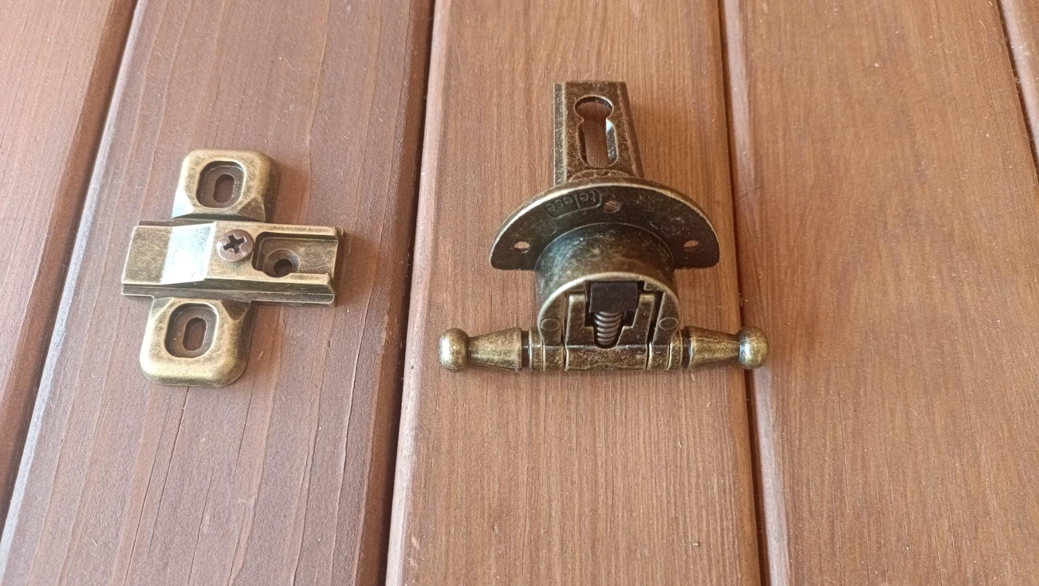 Cerniere per Mobili Antichi Cerniera per Ante in Battuta Arte Povera stile antico completa di basetta, Finitura bronzata scodellino 27