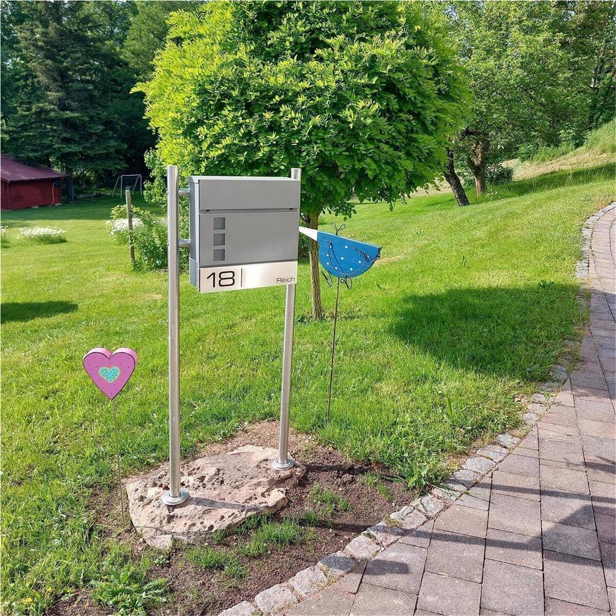 Metzler Cassetta Postale Grigio Alluminio RAL 9007 in Acciaio con Finestra – Incisione Laser Personalizzata (Nome & Numero Civico) su Targhetta in Inox – Con Vano Portagiornali – Modello Oltmann
