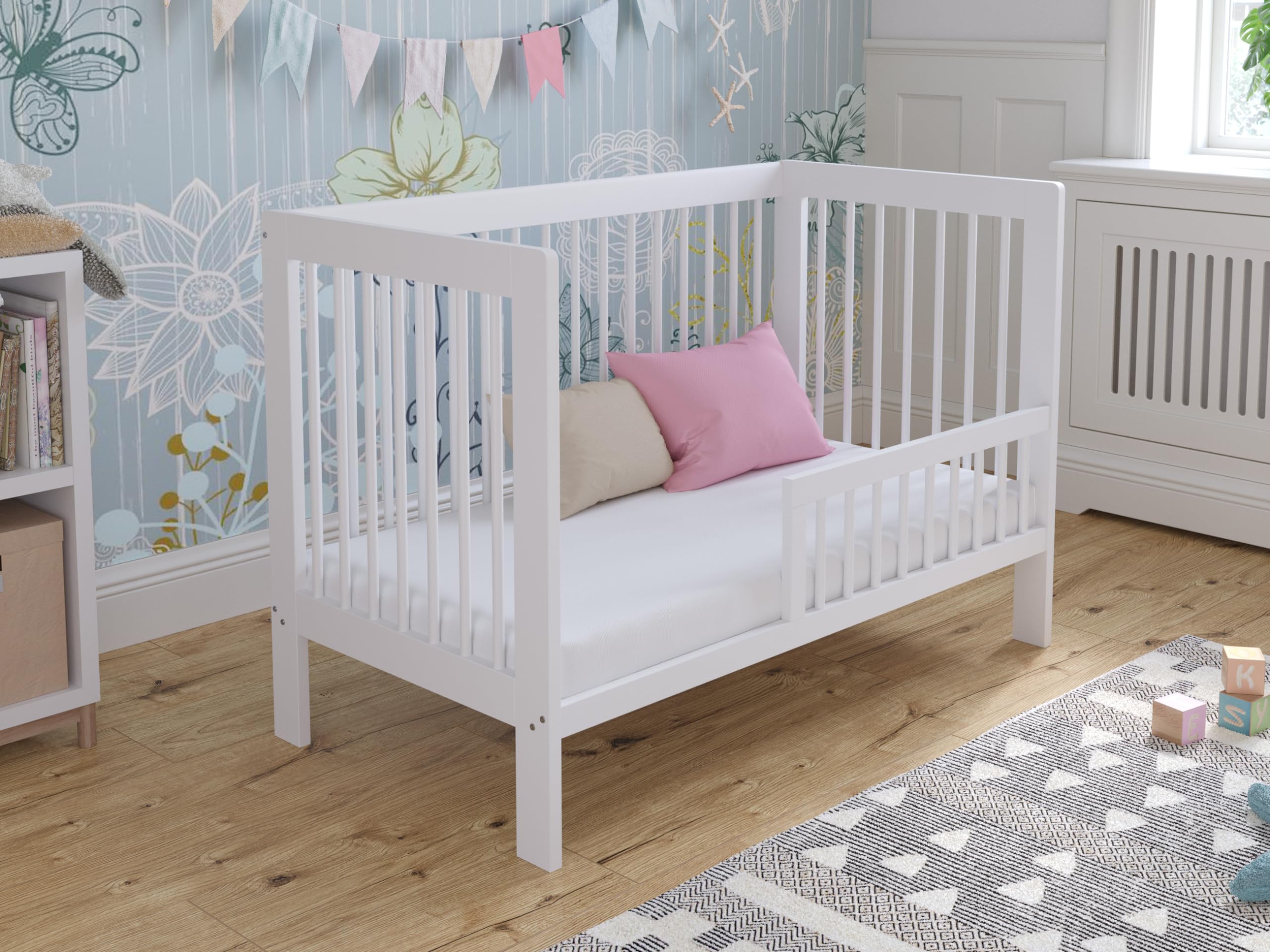 Lit Bébé Évolutif 120x60 cm en Bois de Pin Blanc avec Barrière de Sécurité Modèle LUCA