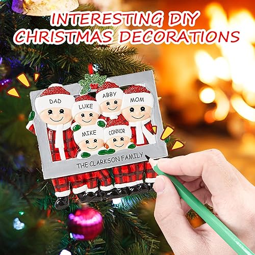 Miniatura 3 de Adorno de Navidad personalizado 2023, adorno para árbol de Navidad, marco personalizado de familia feliz hecho de cerámica, colgante de nombre de