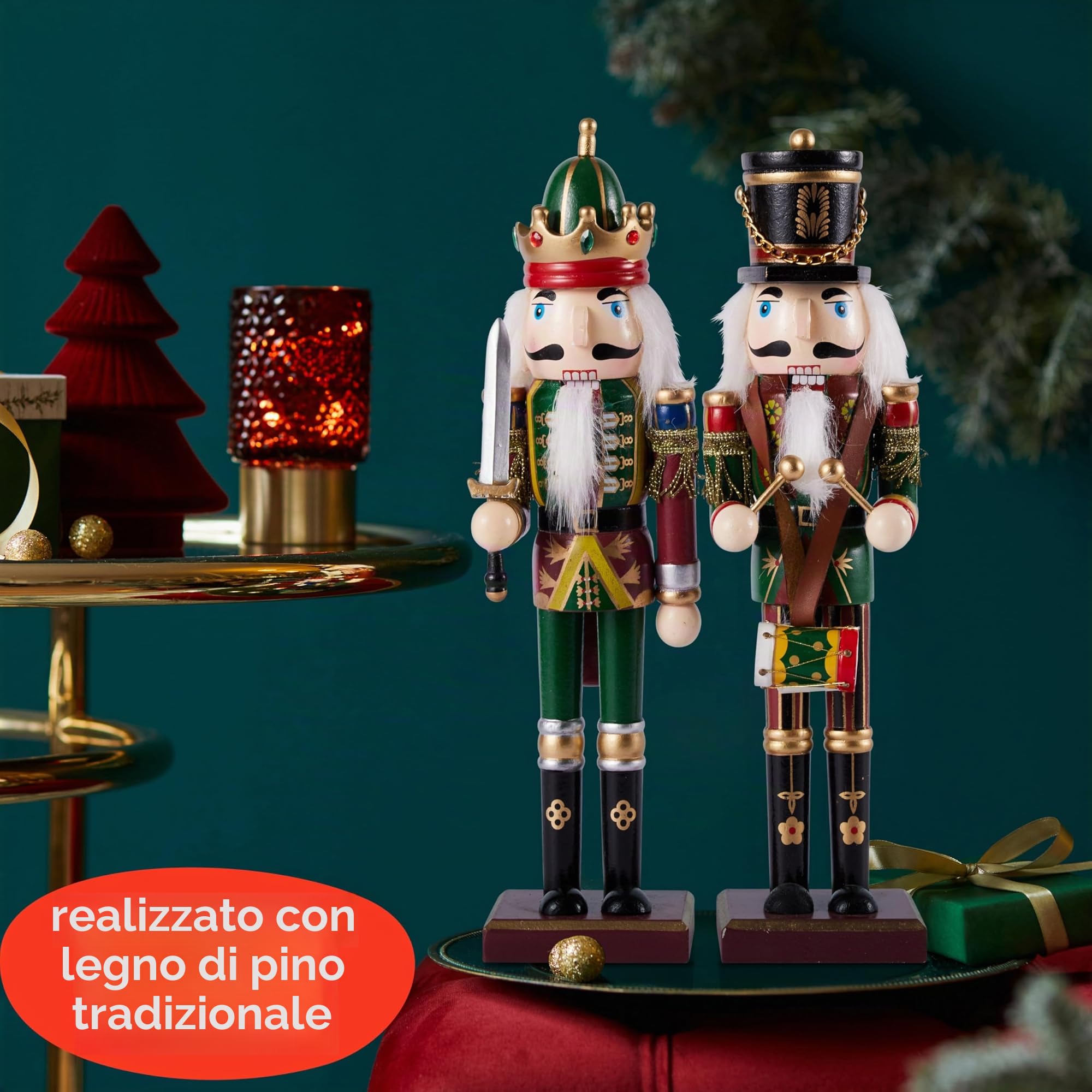 THE TWIDDLERS 2 Schiaccianoci Natale in Legno (30cm) – Soldatini Decorativi Dipinti a Mano – Set Soldato con Spada e Tamburo – Decorazione Natalizia Classica per Camino, Tavola e Mensole – Rosso e Oro