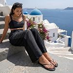 CUSHIONAIRE Cruise Flip Flops pour femmes légers, Sandales de plage confortables pour les femmes avec lit à pieds coussinés & Conception flexible de la glissade