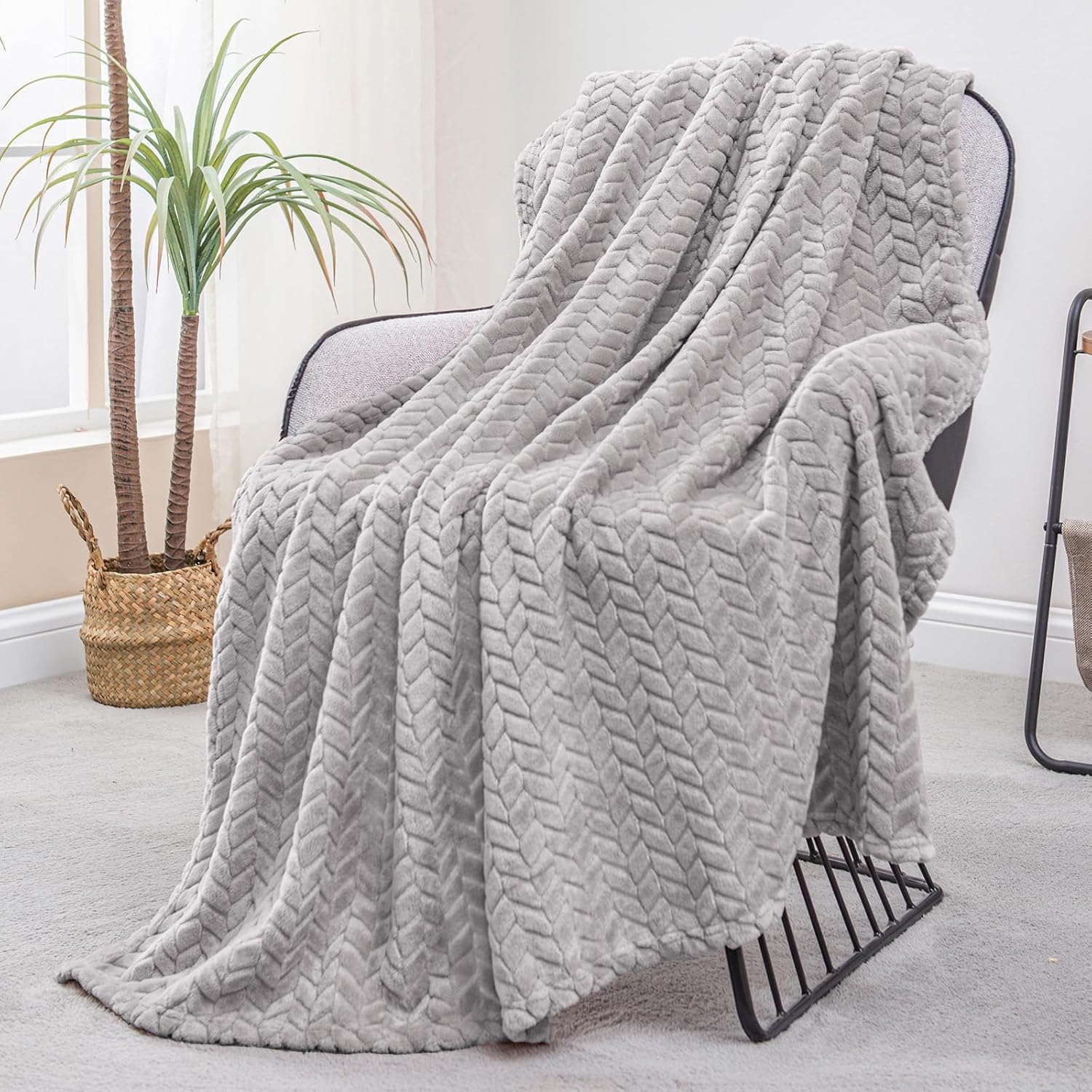 Exclusivo Mezcla Light Grey Fleece Throw Blanket for Couch and Bed, 50×70 Inches Soft Cozy Jacquard Flannel Blankets, Lightweight Fuzzy Plush Warm Throws for All Seasons