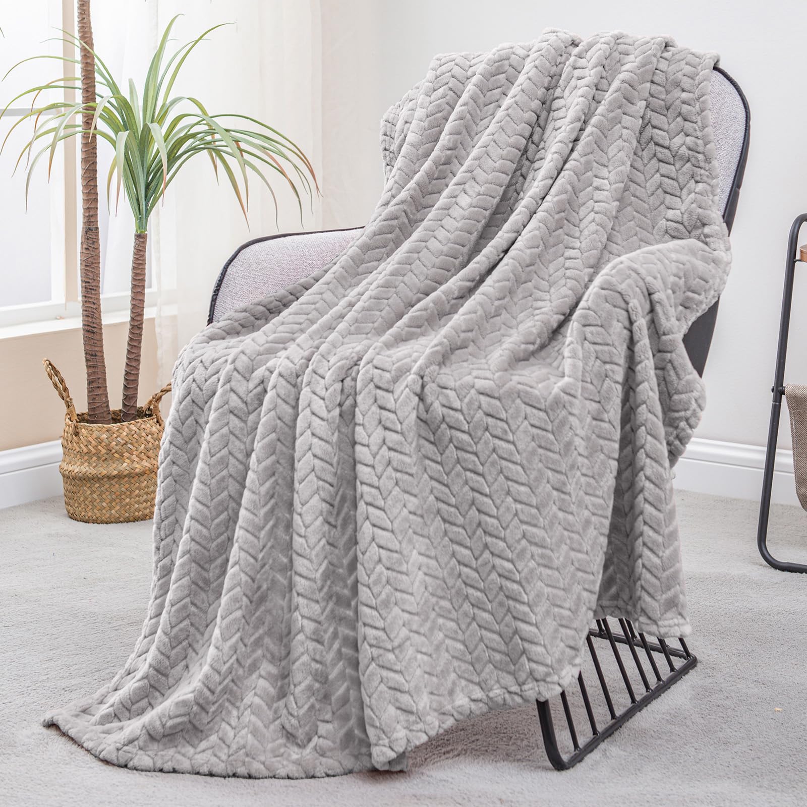Exclusivo Mezcla Fleece Throw Blanket for Couch, 50x70 Inches Soft Cozy Jacquard Flannel Blankets, Lightweight Fuzzy Plush Warm Throws for Winter, Light Grey