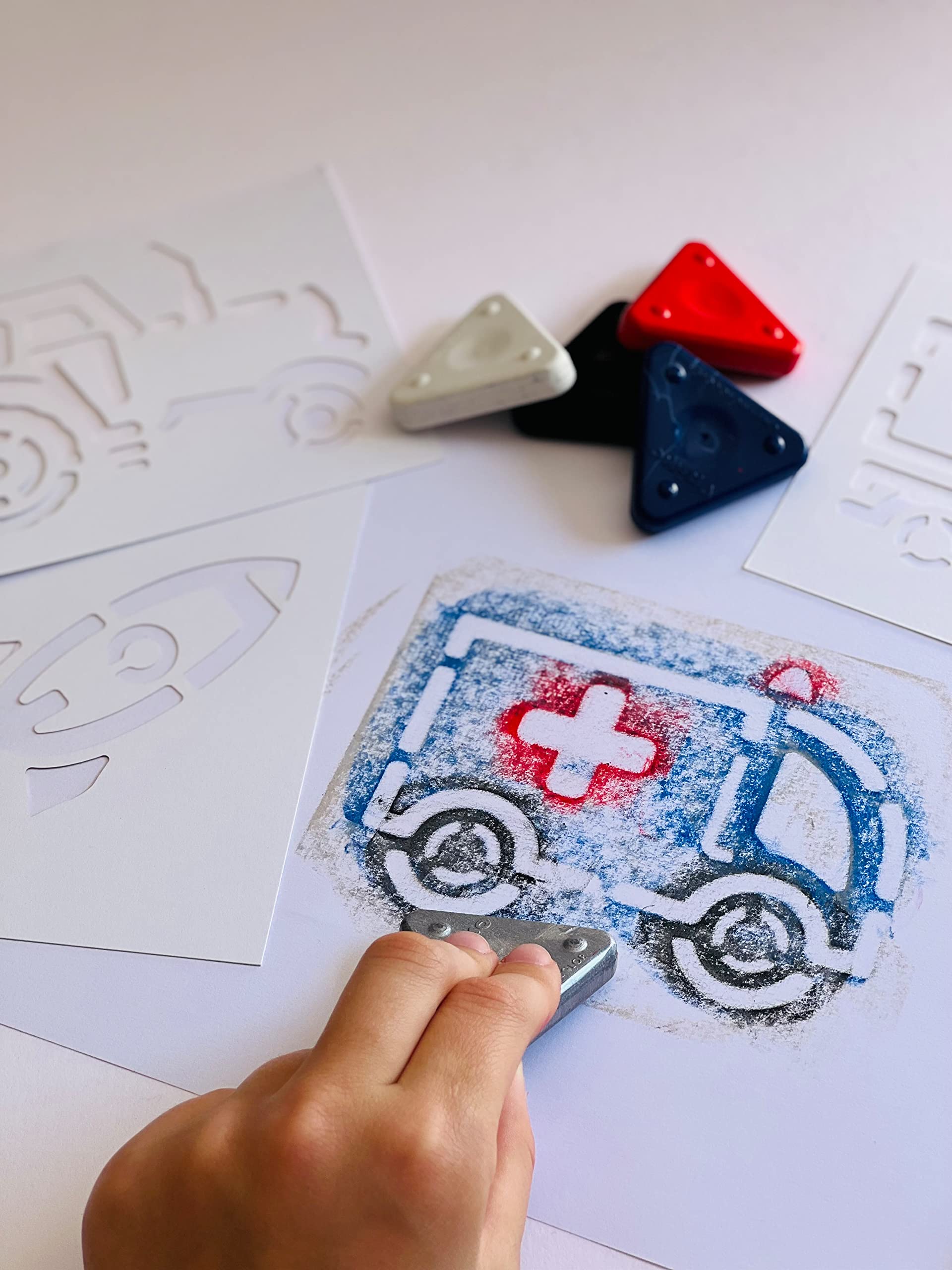 Lulubug Set magico per pittura a cera d'api, 4 triangoli di cera, 1 triangolo di cera metallizzato, 5 stencil | blocchi di cera, pastelli a cera | motivo: prato floreale