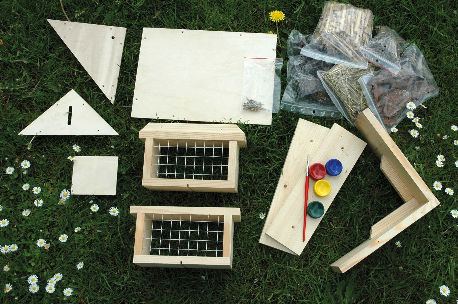 dobar® 22608FSC Insektenhotel Bastel-Set - Wildbienenhotel zum Bemalen und Selberbauen - Insektenhotel Holz - Bienenhaus für solitäre Wildbienen - Nisthilfe für Insekten - 34 x 12 x 45 cm - Bunt