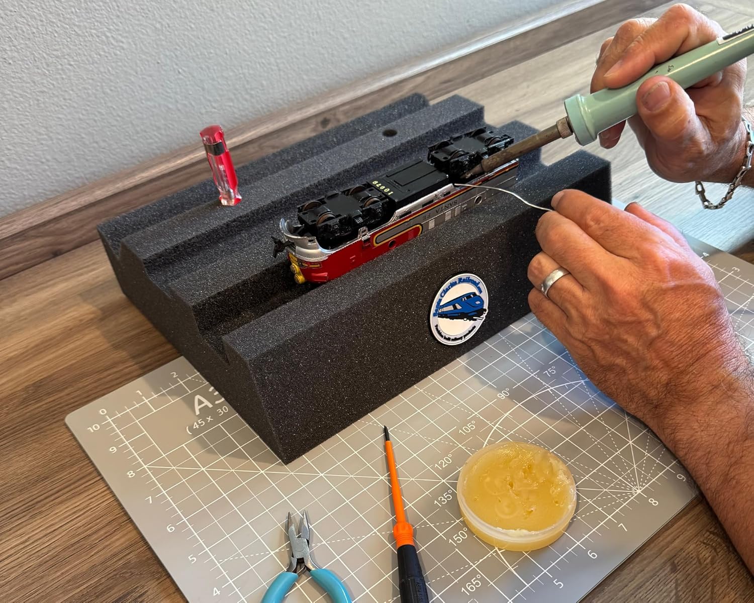 SCRR Original HO Handy Holder “PRO” - Premium Foam Cradle for locomotives & Cars, ensuring Easy Maintenance Access and Keep Rolling Stock Safe and Secure (PRO)