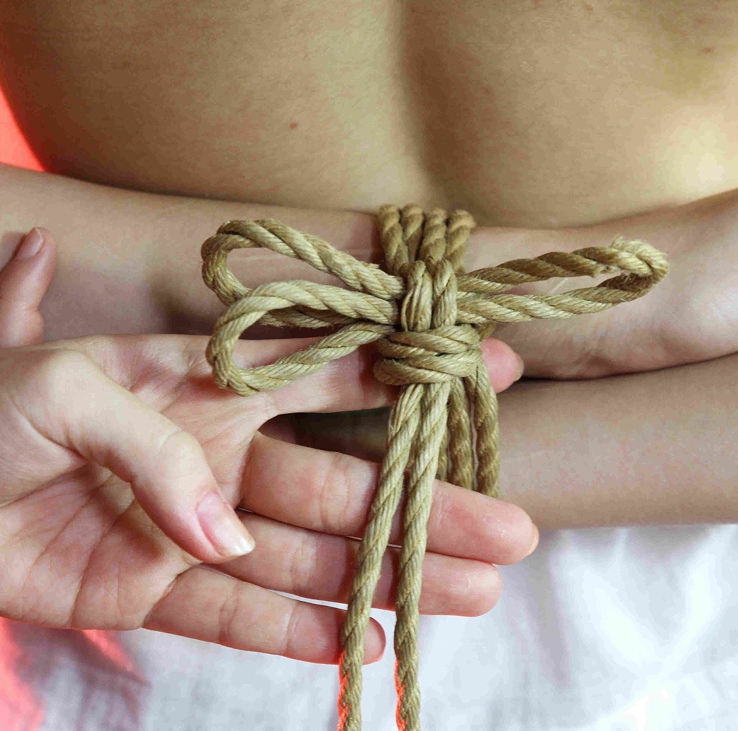 Miumi-U Teaches Japanese Shibari