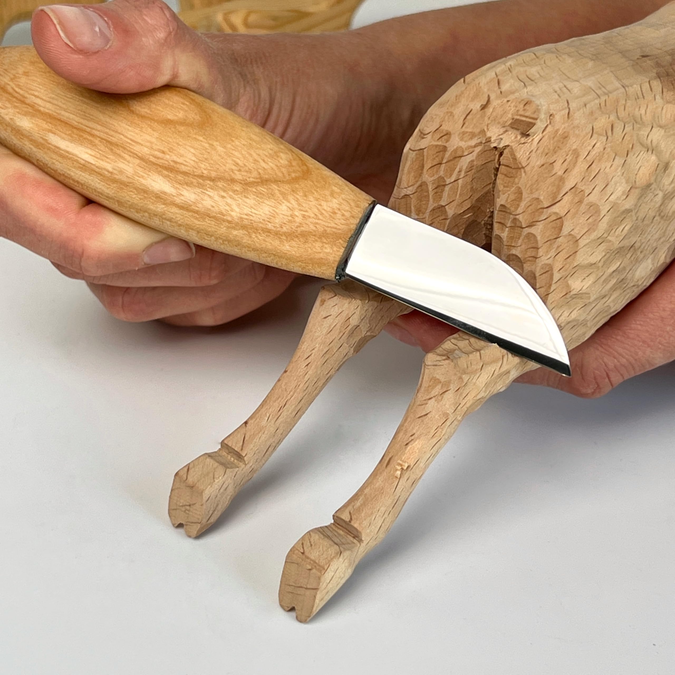 STRYI Cuchillo profesional para tallar 50 mm – Cuchillo Sloyd forjado a mano de acero al carbono – Para tallado en madera, figuras, cucharas y relieves – Mango ergonómico de madera de roble