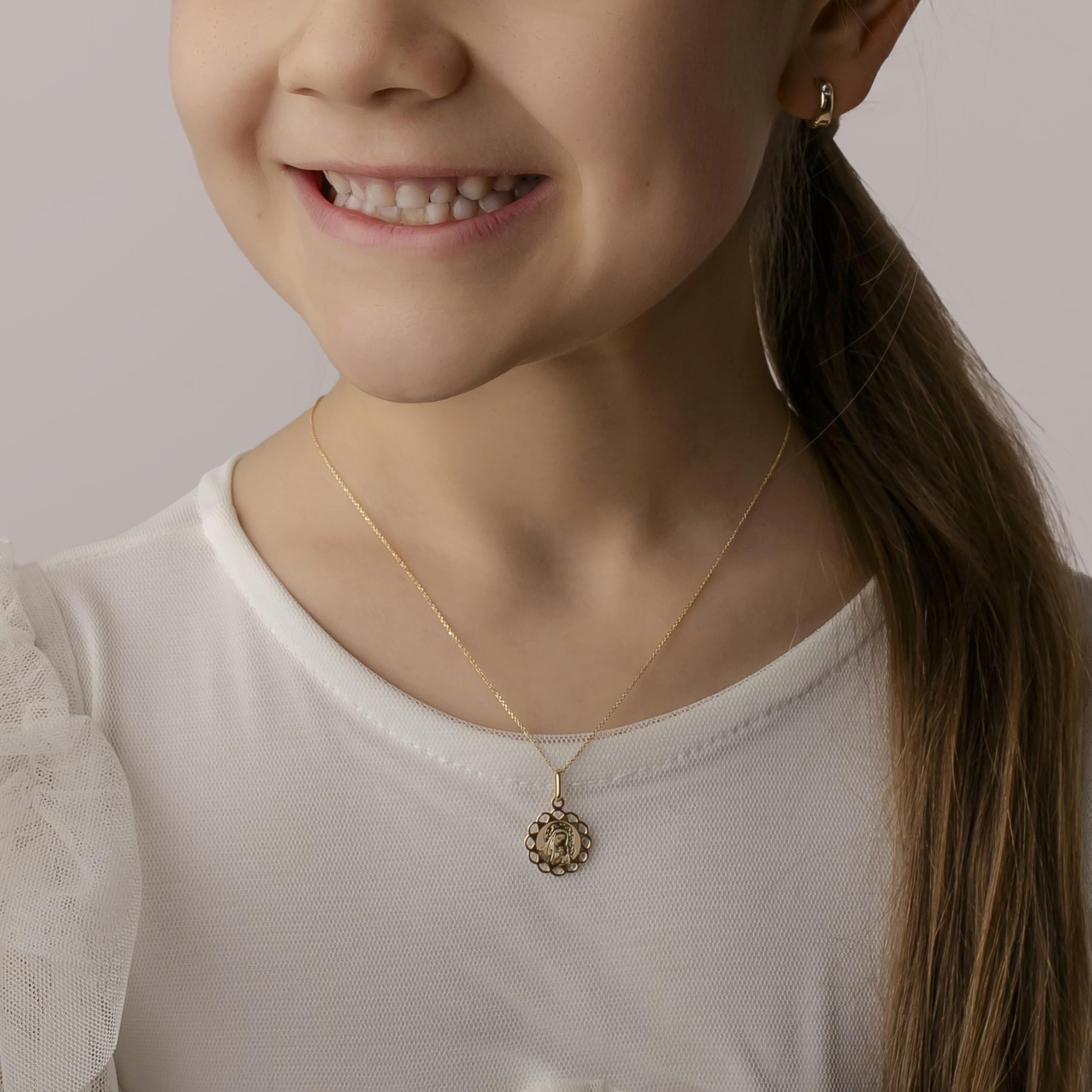 Sakrami Collana da Bambini in Oro 9Kt con Madonna e Gesù Bambina/o a forma di Fiore Kids Collection + Confezione Regalo Personalizzata per Nascita Comunione Battesimo o Cresima