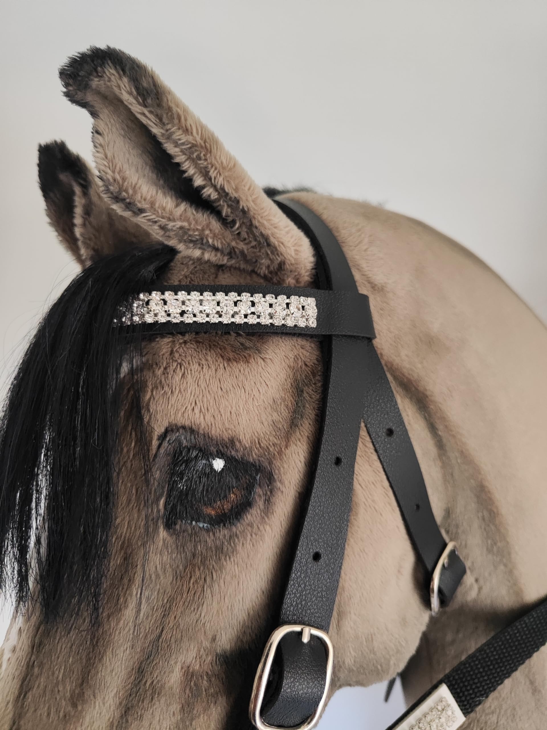 Generisch Hobby Horse Trense, negro con brillantes, acolchado blanco, herrajes de metal plateado, con riendas