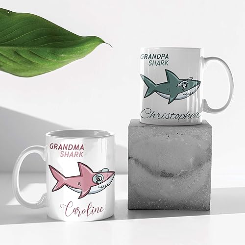 Miniatura 9 de Be Burgundy Taza de café personalizada de tiburón bebé con nombre, 15 onzas, tazas familiares de tiburones con opción de posavasos a juego, Baby