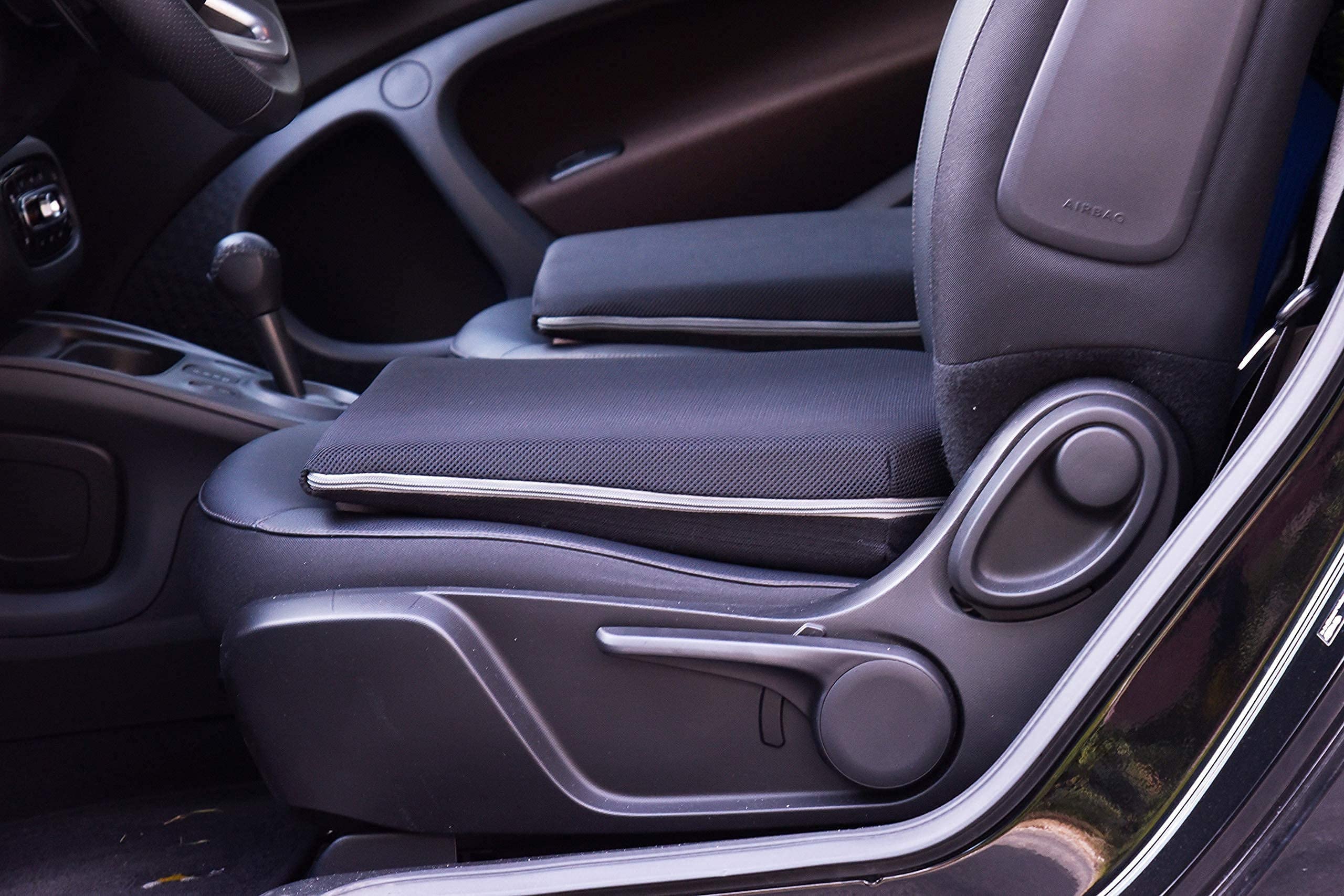 Cojín elevador y de contención para asiento de coche.Rellena el vacío creado entre el respaldo y el asiento, comodidad inmediata y larga durabilidad. Extraíble y lavable.Fabricado en Italia.