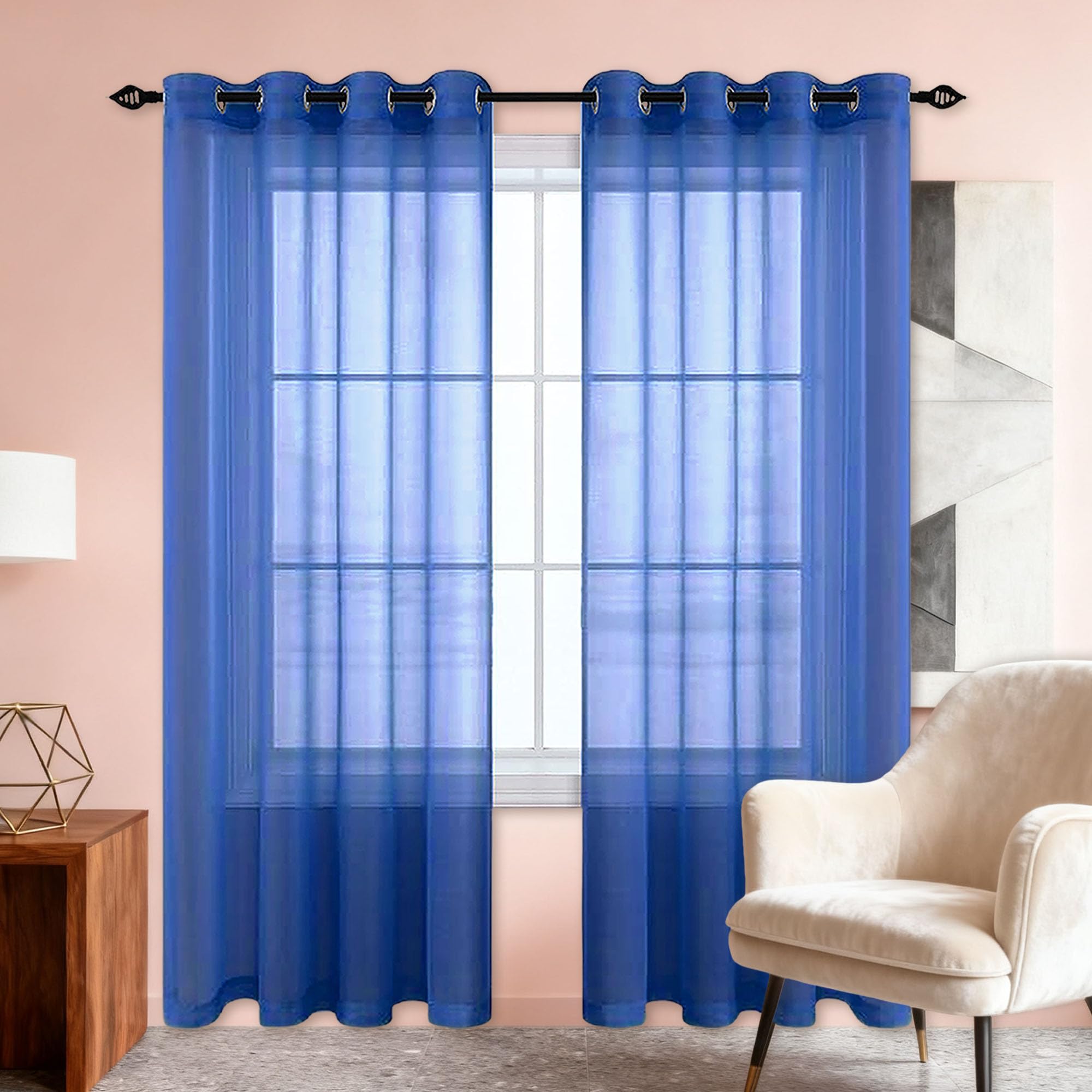 Rideaux voilages bleu foncé transparents pour tamiser la lumière du salon