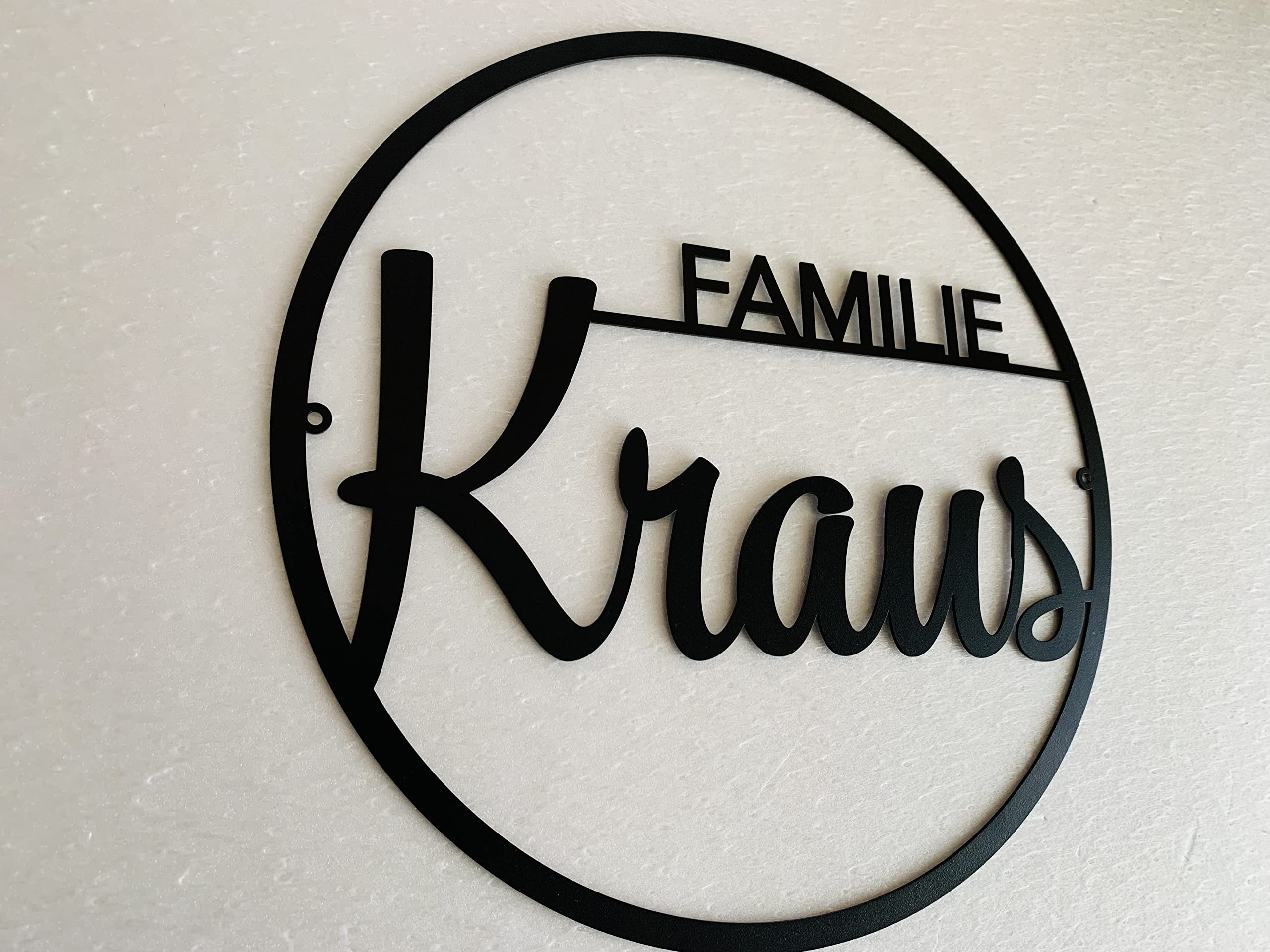Personalisierter Türkranz aus Metall mit Familiennamen für Wand | Mit individuellem Nachnamen, Aufhängelöchern sowie mehreren Größen und Farben für den Innen- und Außenbereich (Design 1)