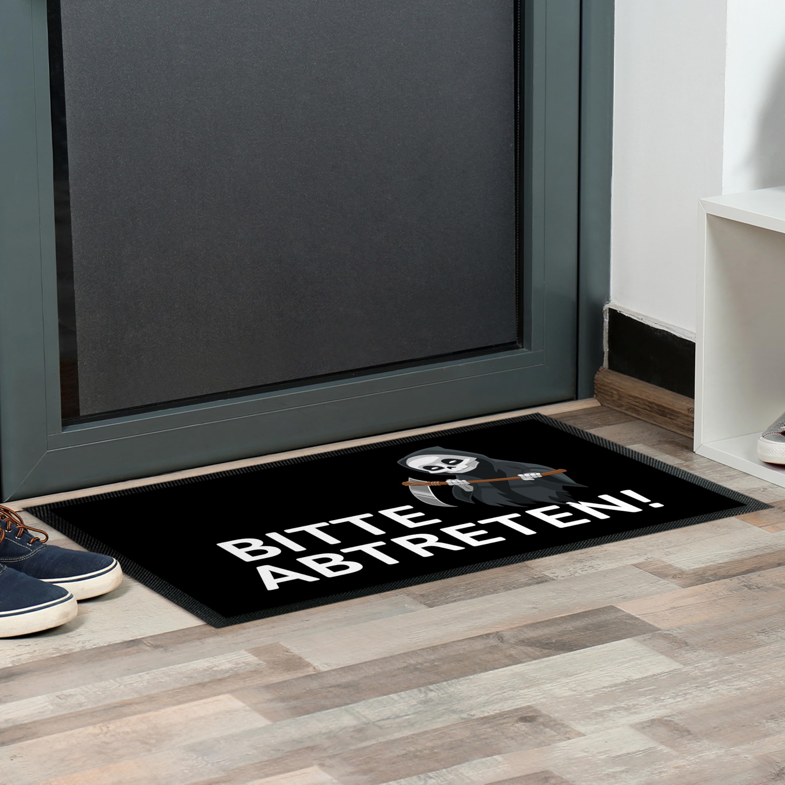 True Statements Fußmatte „Bitte abtreten!“ - für Innen & Außen – rutschfest, extra dünn & saugfähig - Türmatte - Eingangsbereich Deko - Geschenk für Bestatter und Freunde, 60 x 90 cm
