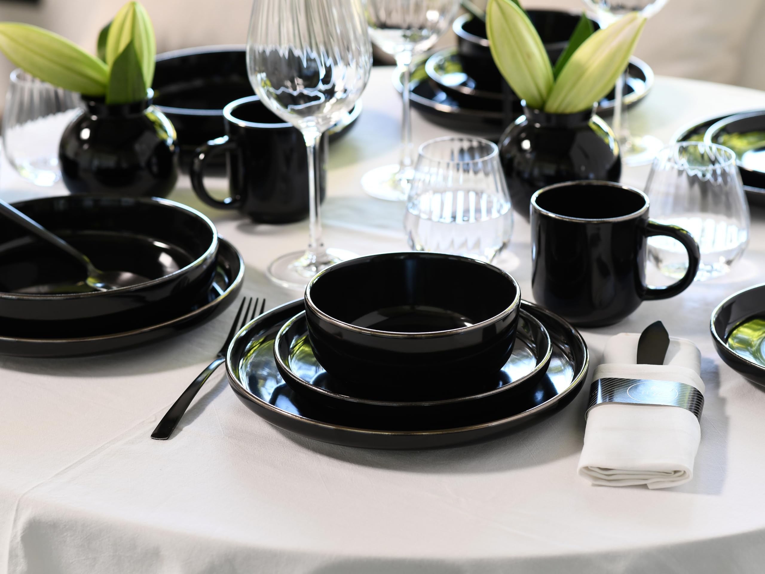 CreaTable, 24786, Serie Nordic Festive Schwarz, 30-teiliges Geschirrset für 6 Personen, Kombiservice aus Steinzeug, spülmaschinen- und mikrowellengeeignet, Qualitätsproduktion