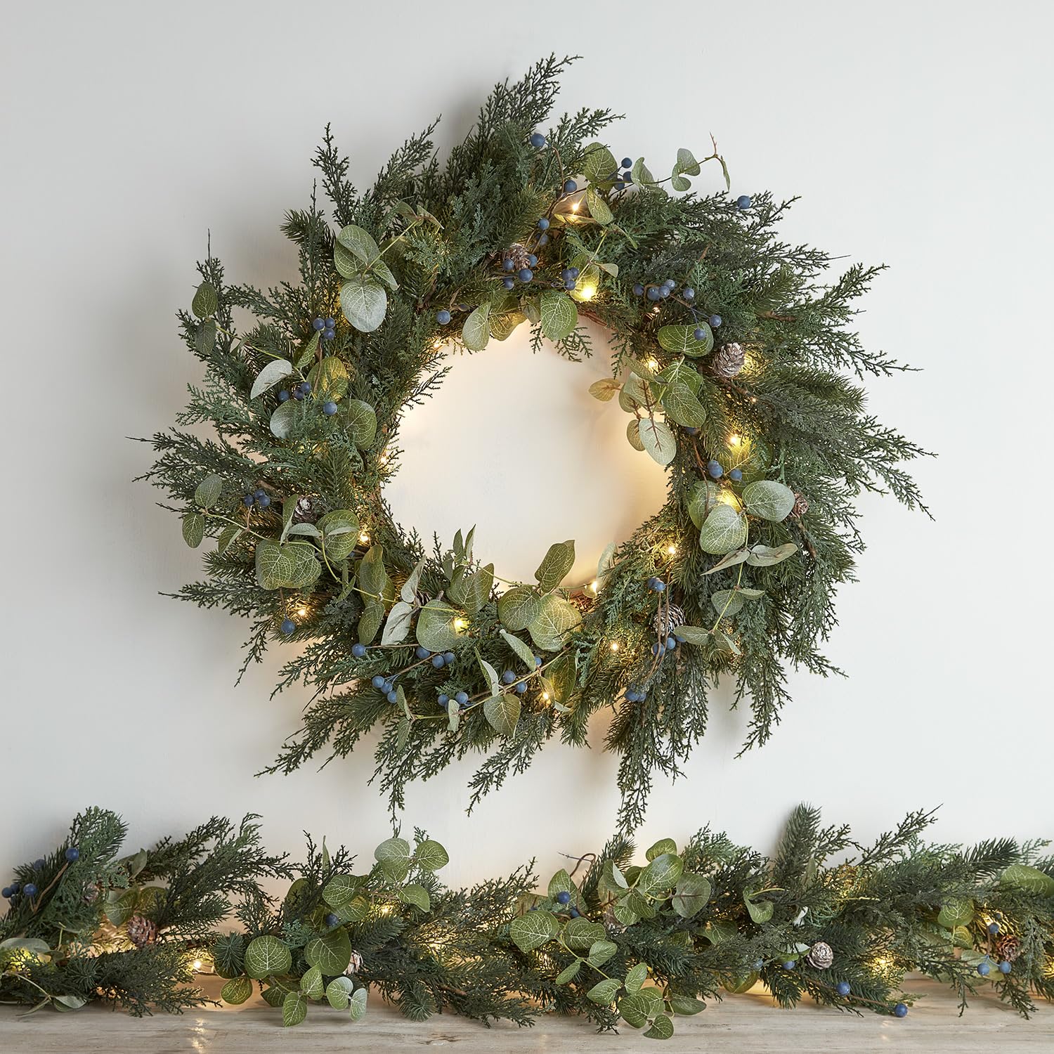 Lights4fun Set Girlande und Kranz Beleuchtet Timer Weihnachtsdeko Weihnachtsgirlande Weihnachtskranz mit Beeren und Tannenzapfen