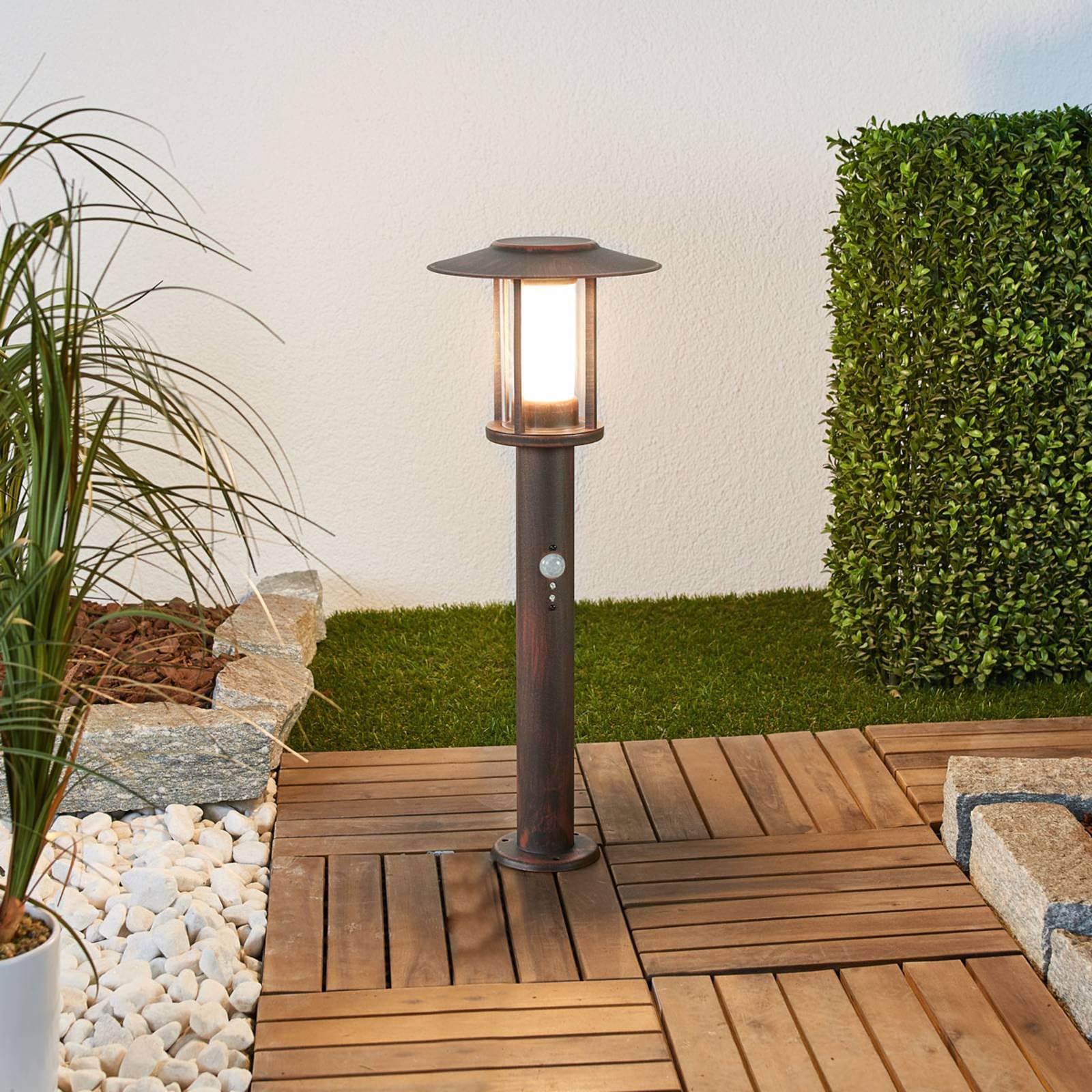 Lindby LED Außenleuchte Pavlos mit Bewegungsmelder (spritzwassergeschützt (Landhaus, Vintage Rustikal) in Braun aus Edelstahl (1 flammig) - Wegeleuchte Pollerleuchte Wegelampe Sockelleuchte