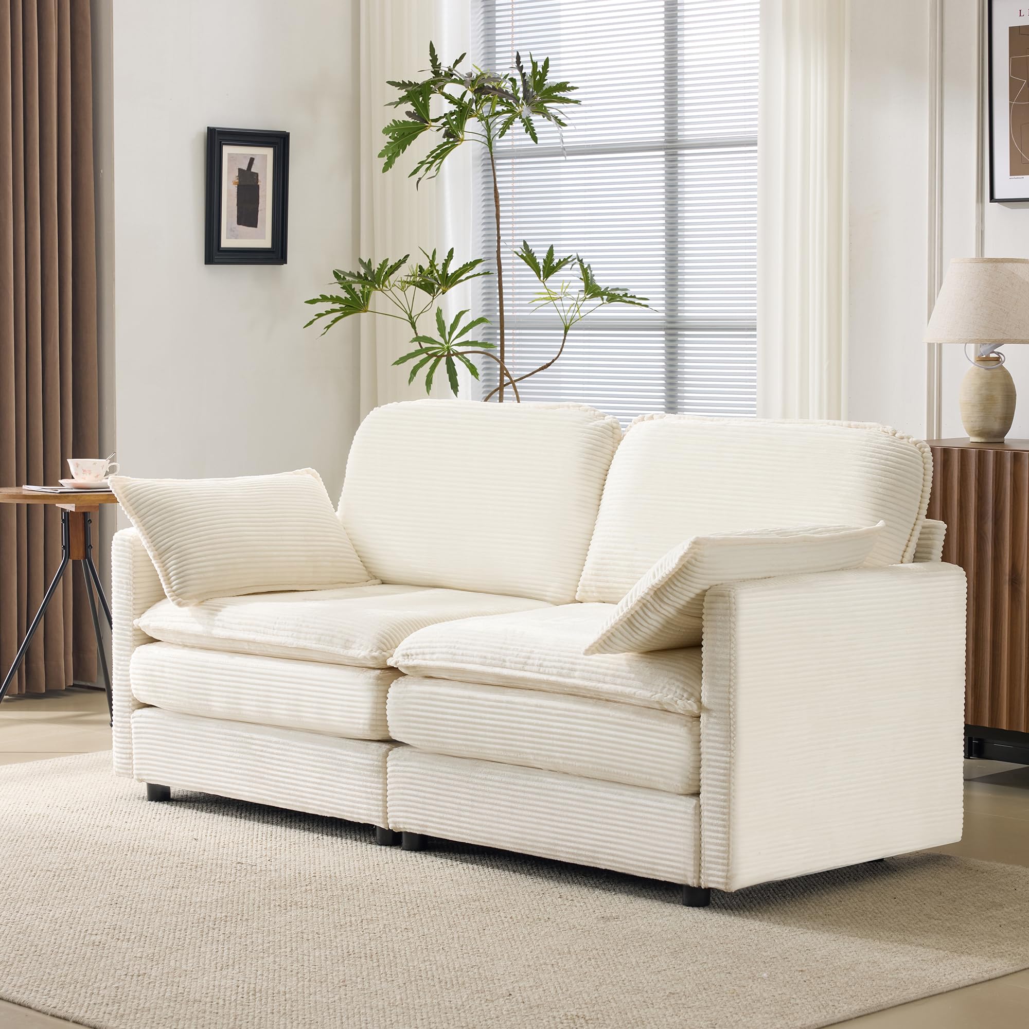 Sofa 2-osobowa ze sztruksu, drewniane nogi, biała, minimalistyczna
