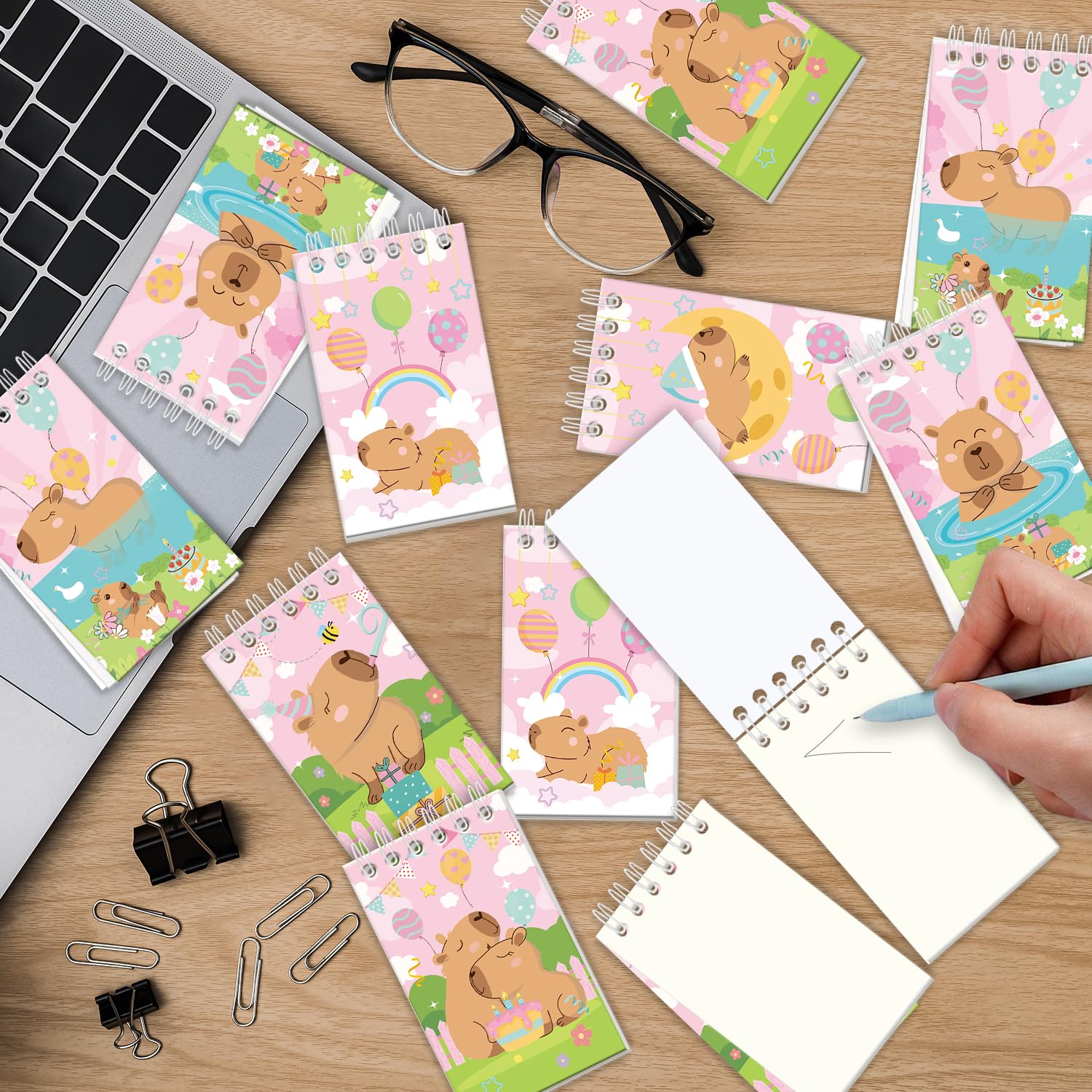 Articoli per feste a tema Capybara rosa, tra cui sacchetti regalo, adesivi, spille e braccialetti per una festa di compleanno a tema Capybara
