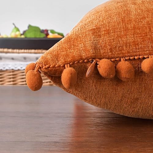 Miniatura 6 de CaliTime Juego de 2 fundas de almohada de felpilla suave teñidas con pompones para sofá, decoración del hogar, 20 x 20 pulgadas, color naranja