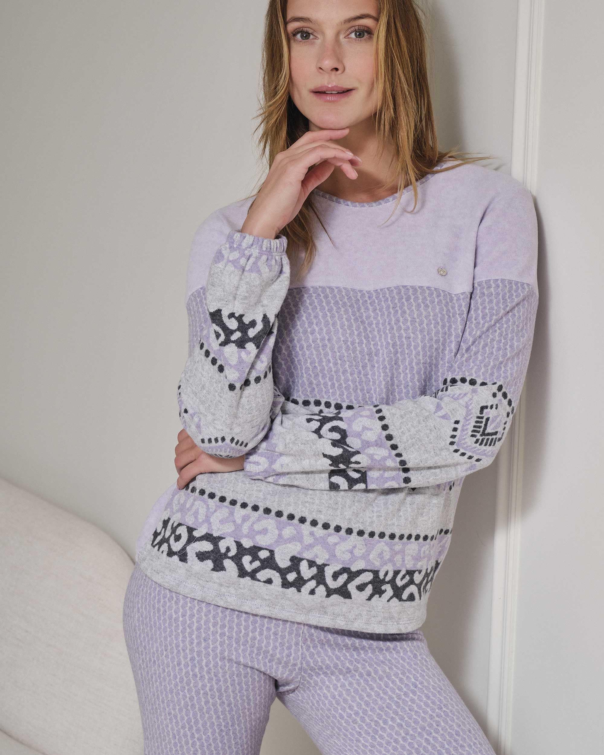 MASSANA Pijama de Invierno para Mujer P751229, Conjunto de 2 Piezas, Diseño Jacquard Étnico en Lila y Gris, Manga Larga