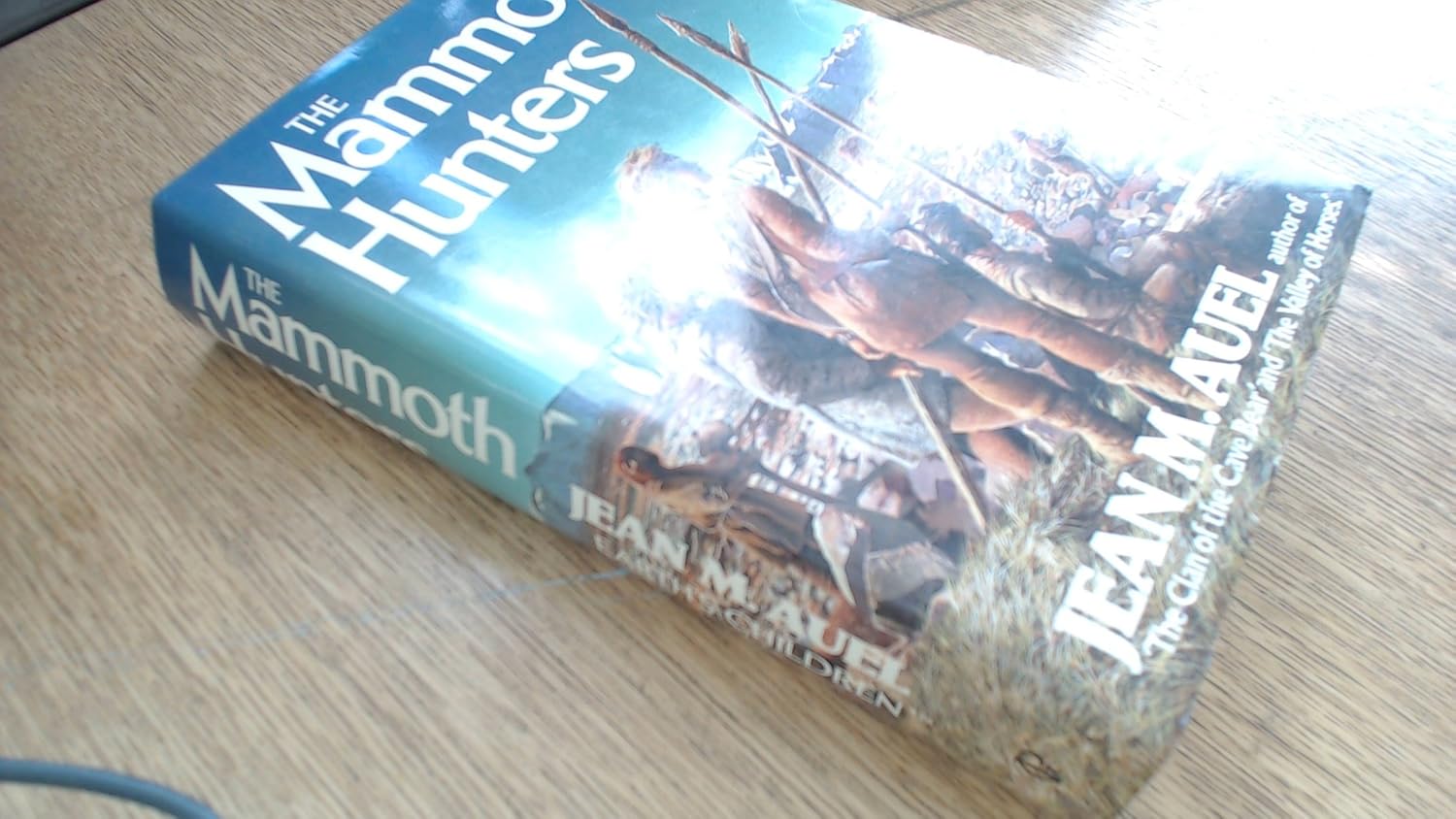 The Mammoth Hunters: Jean M. Auel: 9780517561140: Amazon.com: Books