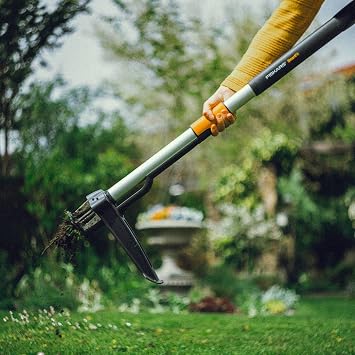 Fiskars SmartFit Weed Puller Garden Rake, Plastic Grip