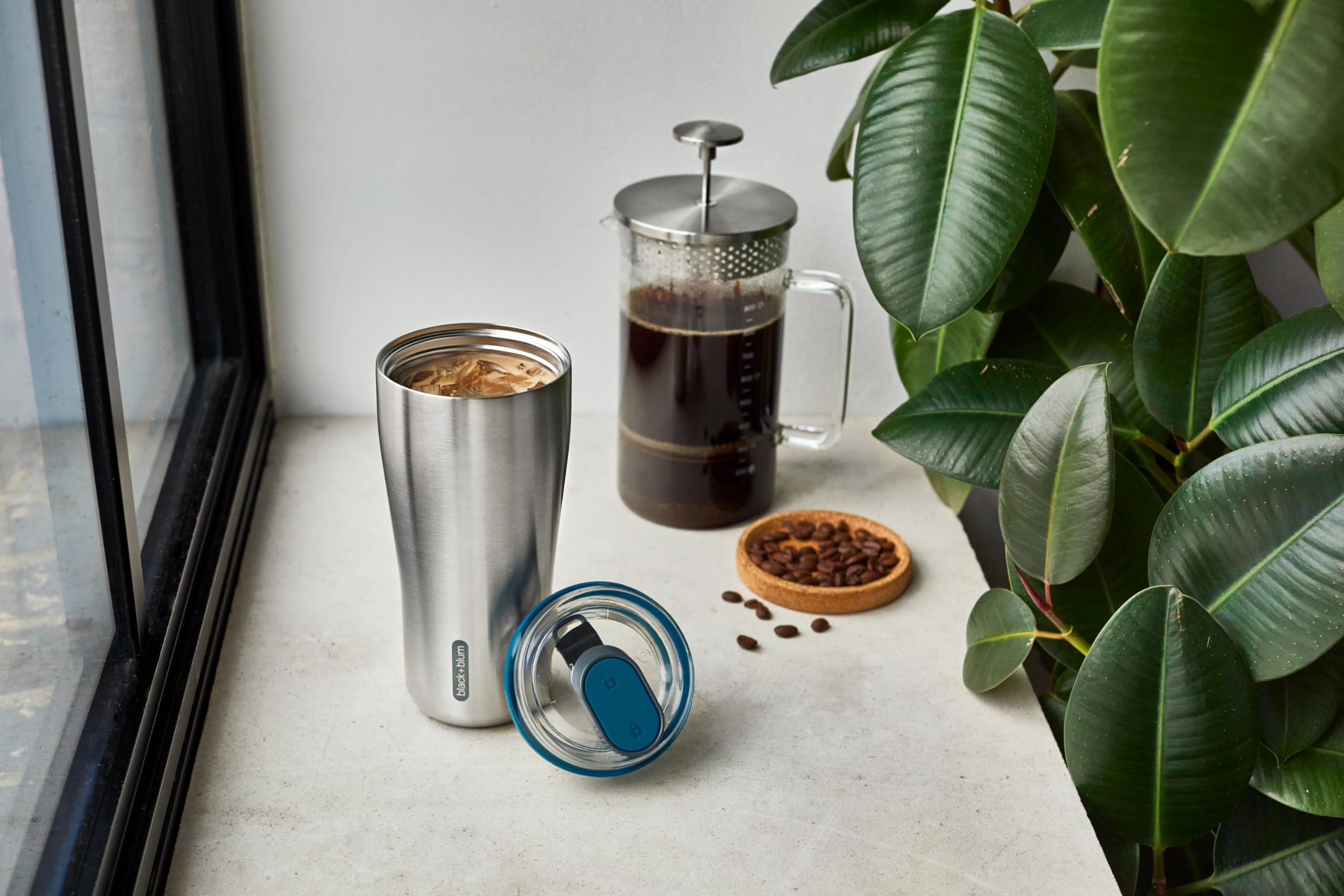 BLACK + BLUM Travel Tumbler 600 ml | Ozean | Isolierter Becher to go | Auslaufsicherer Kaffeebecher to go aus Edelstahl | 5h heiß & 8h kalt | Thermobecher spülmaschinenfest für jedes Getränk | Vakuumisoliert, 18/8 Edelstahl, Verriegelbarer Deckel, Einhand