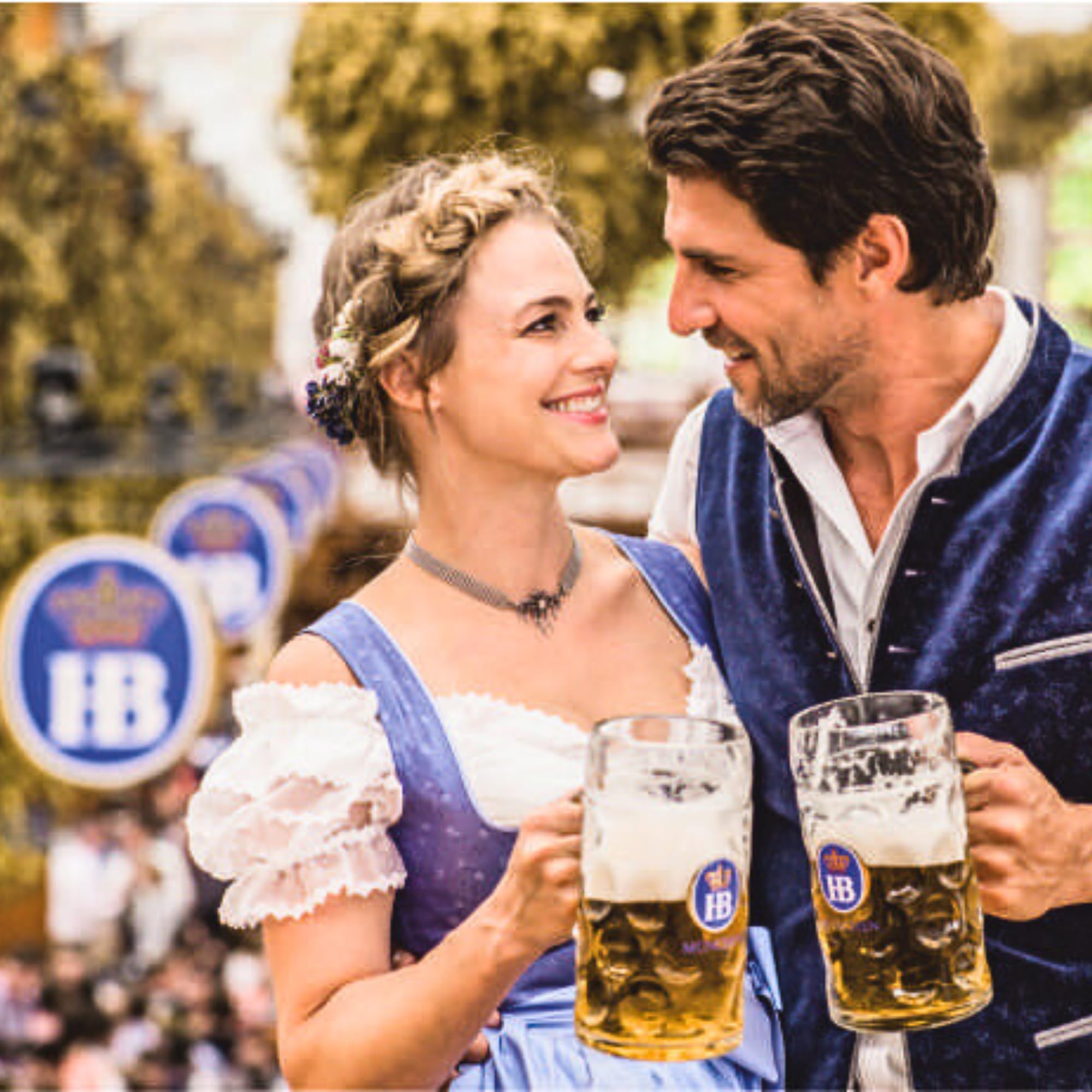 Hofbräuhaus München Bierkrug | Steinkrug Saga 1589" 0,5 l Maßkrug l Bierglas Original HB Logo, HB Krug mit München Schriftzug und Gründungsjahr in Blau mit Eleganten Traditionellen München Design