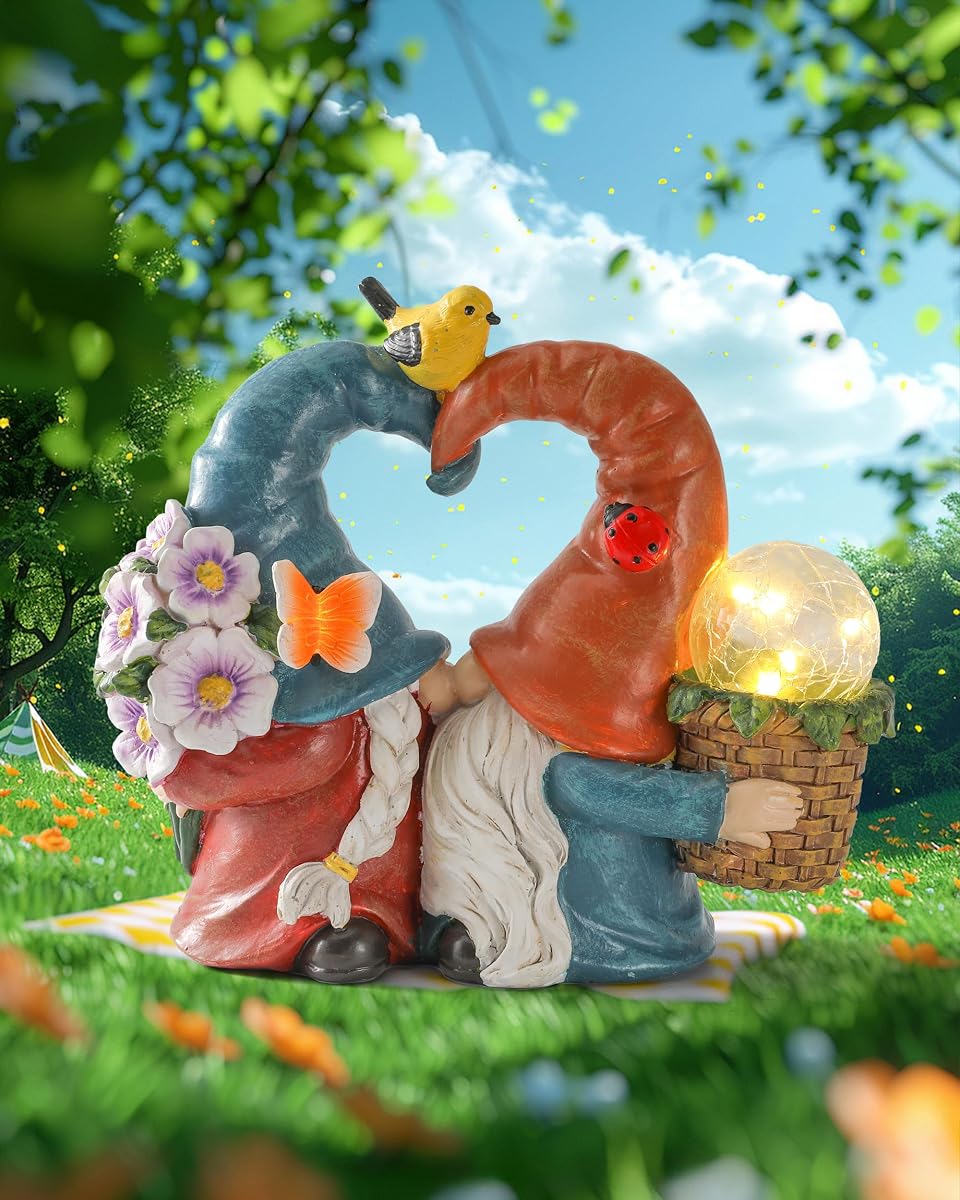 iStatue Decoraciones de gnomos besantes de primavera y verano de 8,3 pulgadas con energía solar para el hogar y el jardín, adornos y estatuas decorativas para césped al aire libre (gnomos queridos)