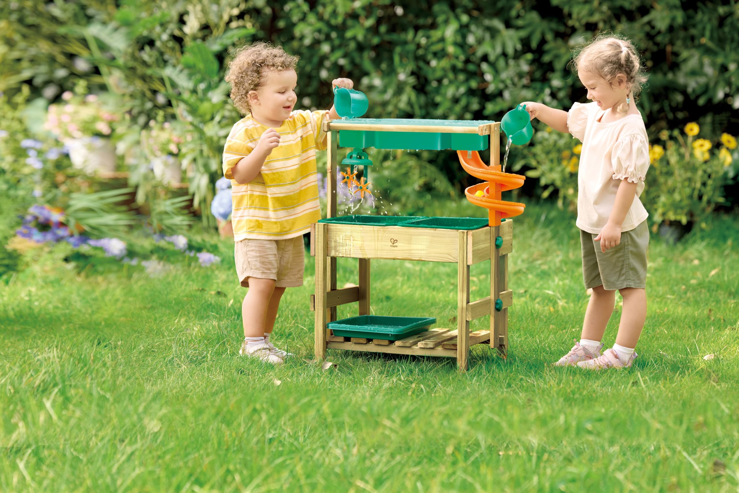 Hape Outdoor Wasserspieltisch – FSC‑Holz, pflanzenbasierter Kunststoff, Sand‑ & Wasserspiel, höhenverstellbar, wetterfest, inkl. Zubehör, für Kinder ab 3 Jahren