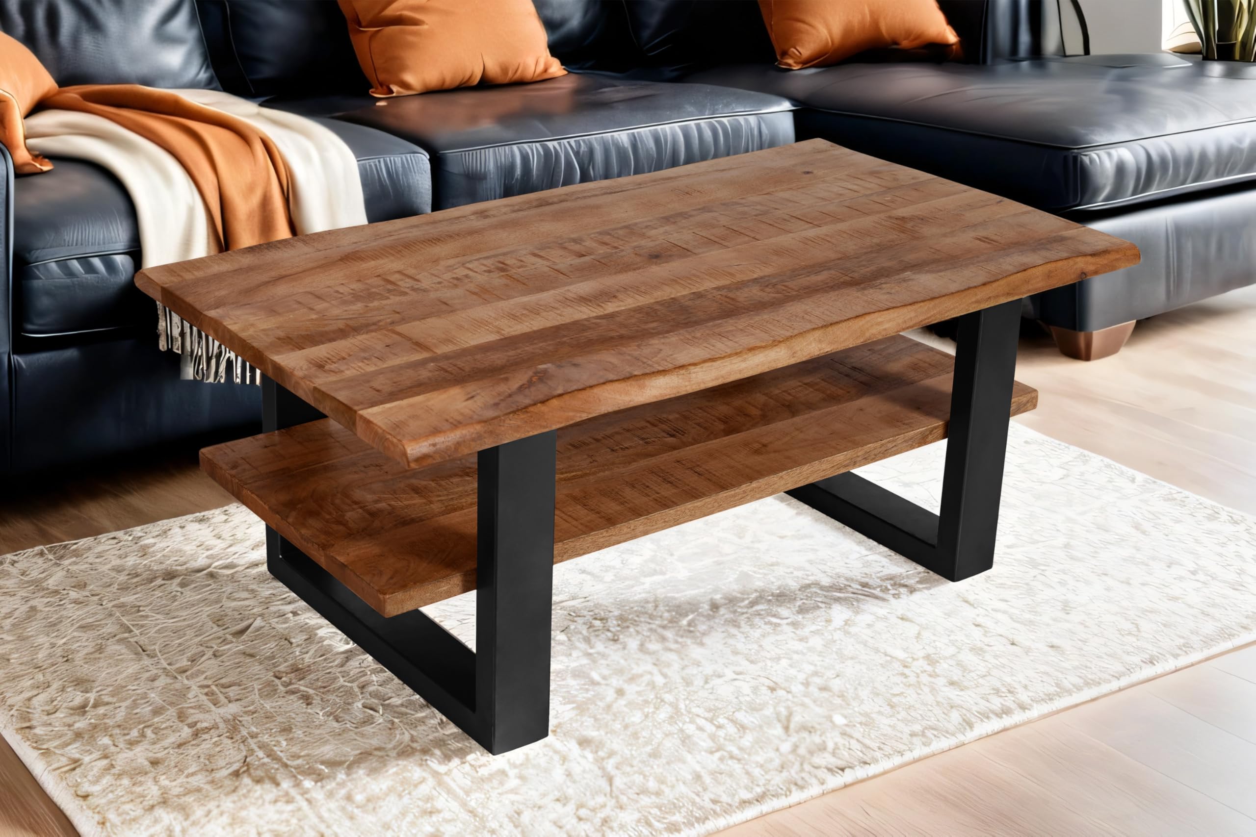 SAM Couchtisch Patrick 115x65 cm Mangoholz Honig lackiert U-Gestell schwarz | Mangoholz massiv, honigfarben, Sofatisch/Beistelltisch mit Ablage, echte Baumkante, Metallgestell