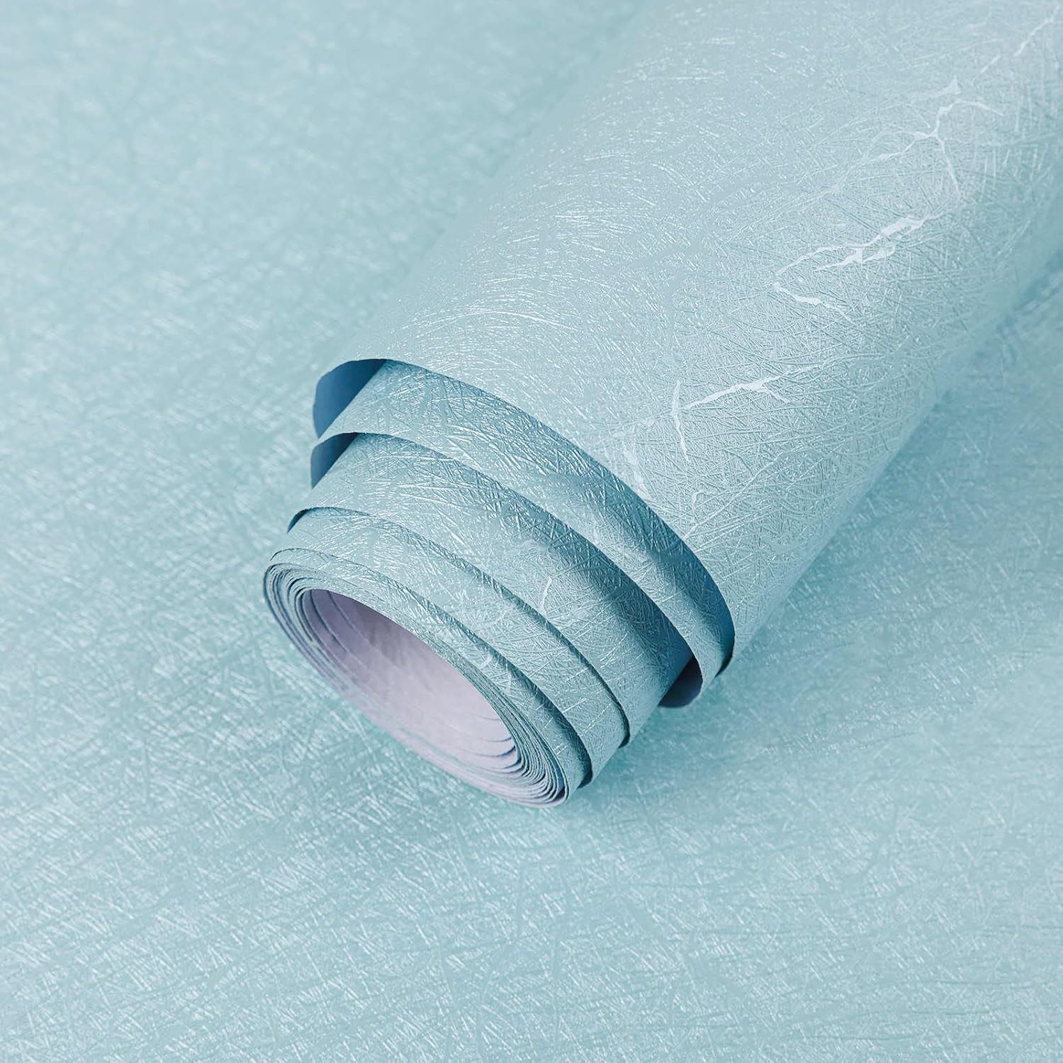 Papier peint bleu clair effet soie pour illuminer votre table de cuisine