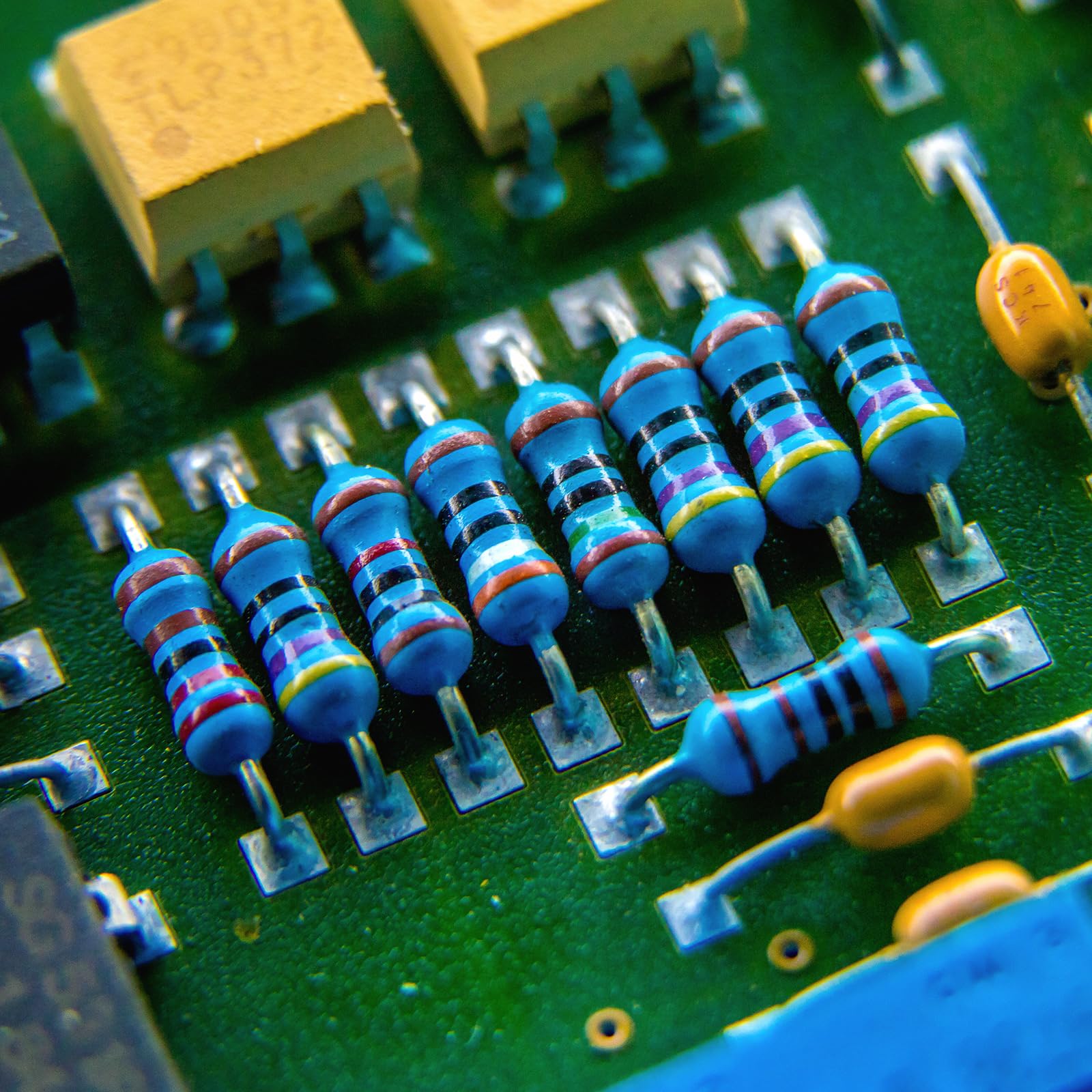 400 sztuk 1/2 W 1Ω-1MΩ ± 1% oporników folii metalowej do projektów elektronicznych i eksperymentów DIY