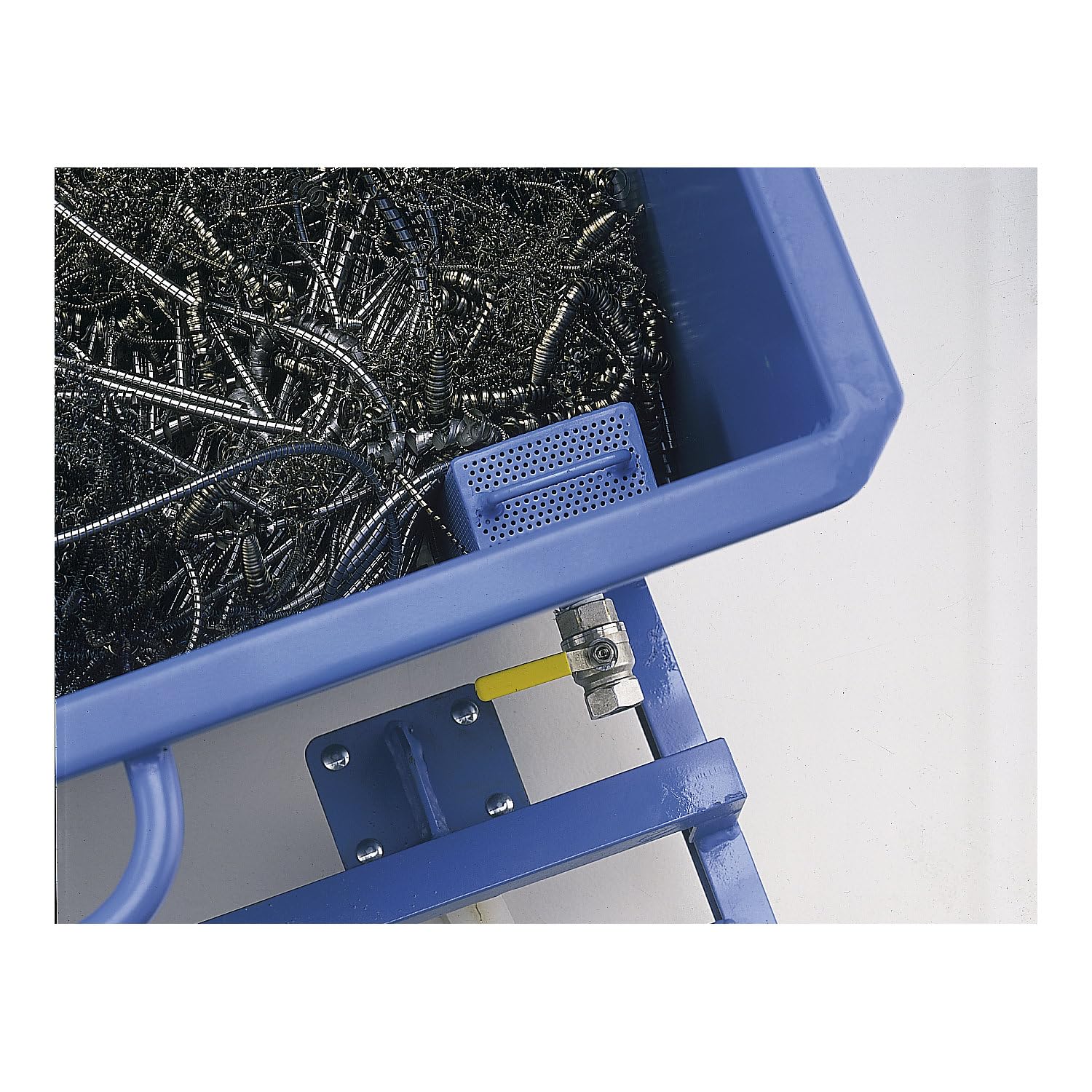 eurokraft | Kippbehälter für Späne | mit Polyamidrädern | Volumen 0,75 m³ | lichtBlau