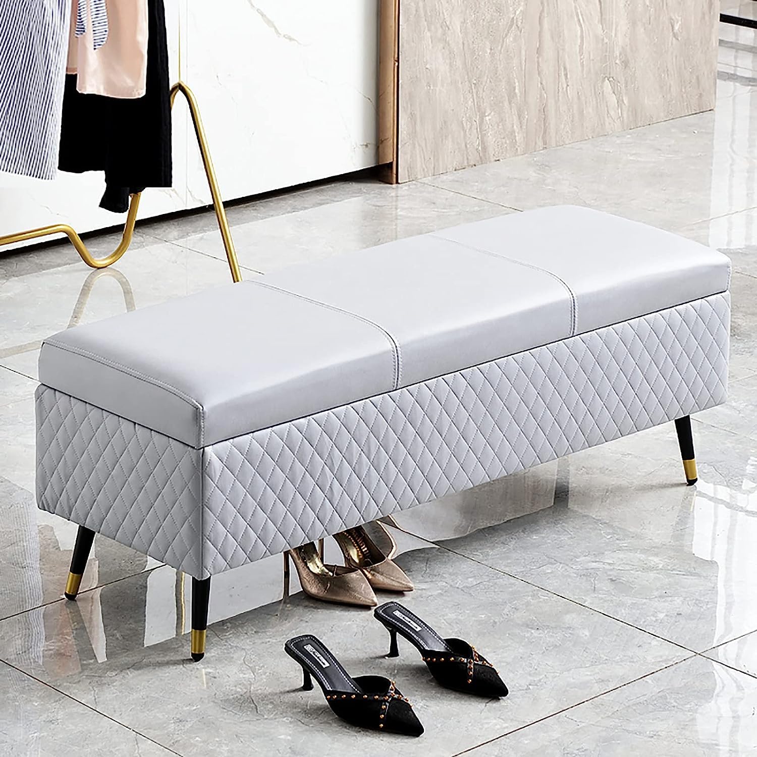 Banc de rangement gris clair pour éliminer le désordre dans le salon et l'entrée
