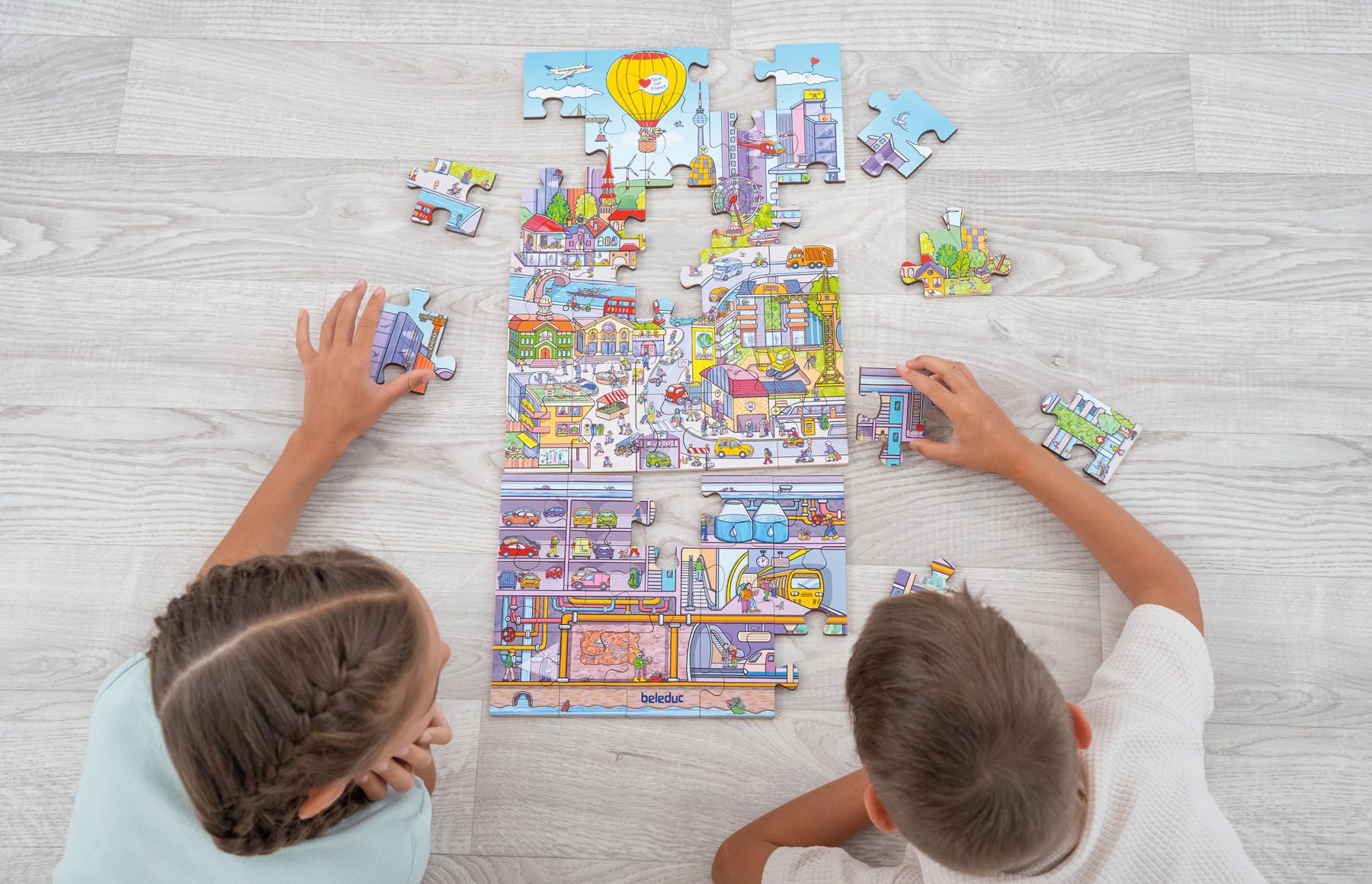 Beleduc Bodenpuzzle Stadtleben XL – 45 Teile – Großes Kinderpuzzle ab 3 Jahren – Stadt und Verkehr Lernpuzzle – 92 x 92 cm – 3 Puzzle Werden zu 1 XL Puzzle - Wimmelbild