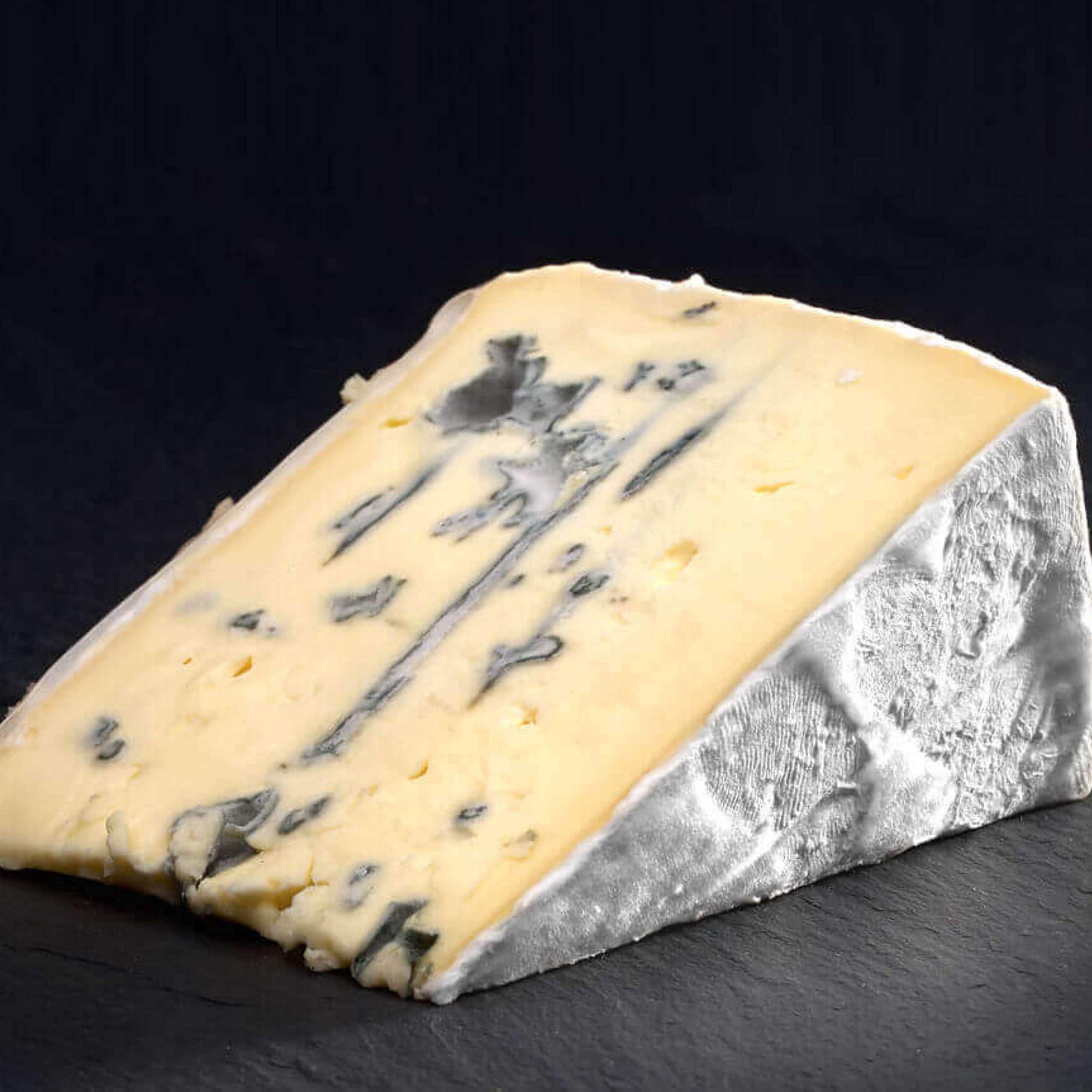 Queso Azul Cremoso Montagnolo - Hecho a partir de leche de vaca pasteurizada y se elabora a partir de una receta tradicional - Medio Queso 1.100 gramos Peso Aproximado