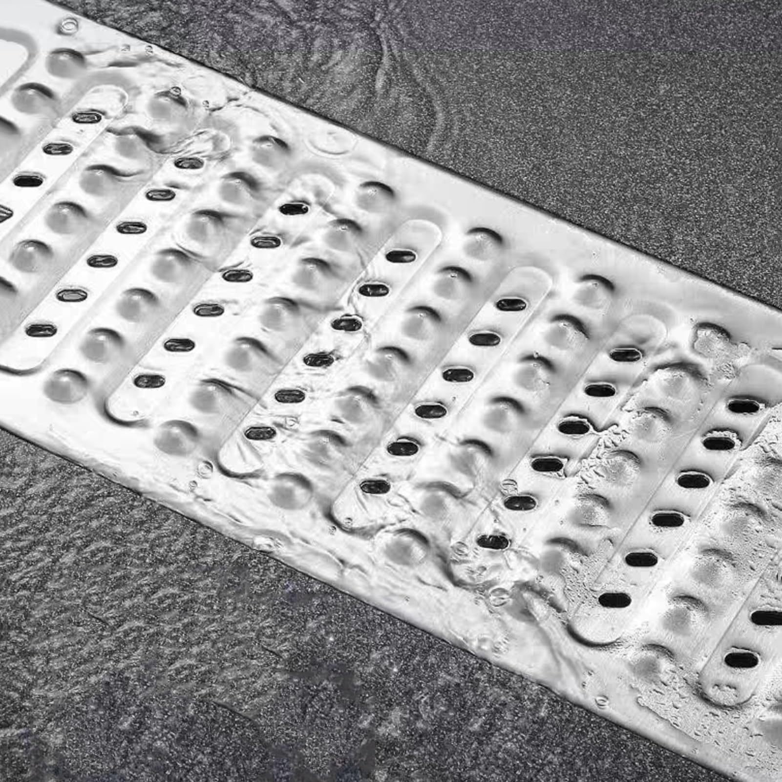 Grille de gouttière amovible et plaque de protection pour canalisation