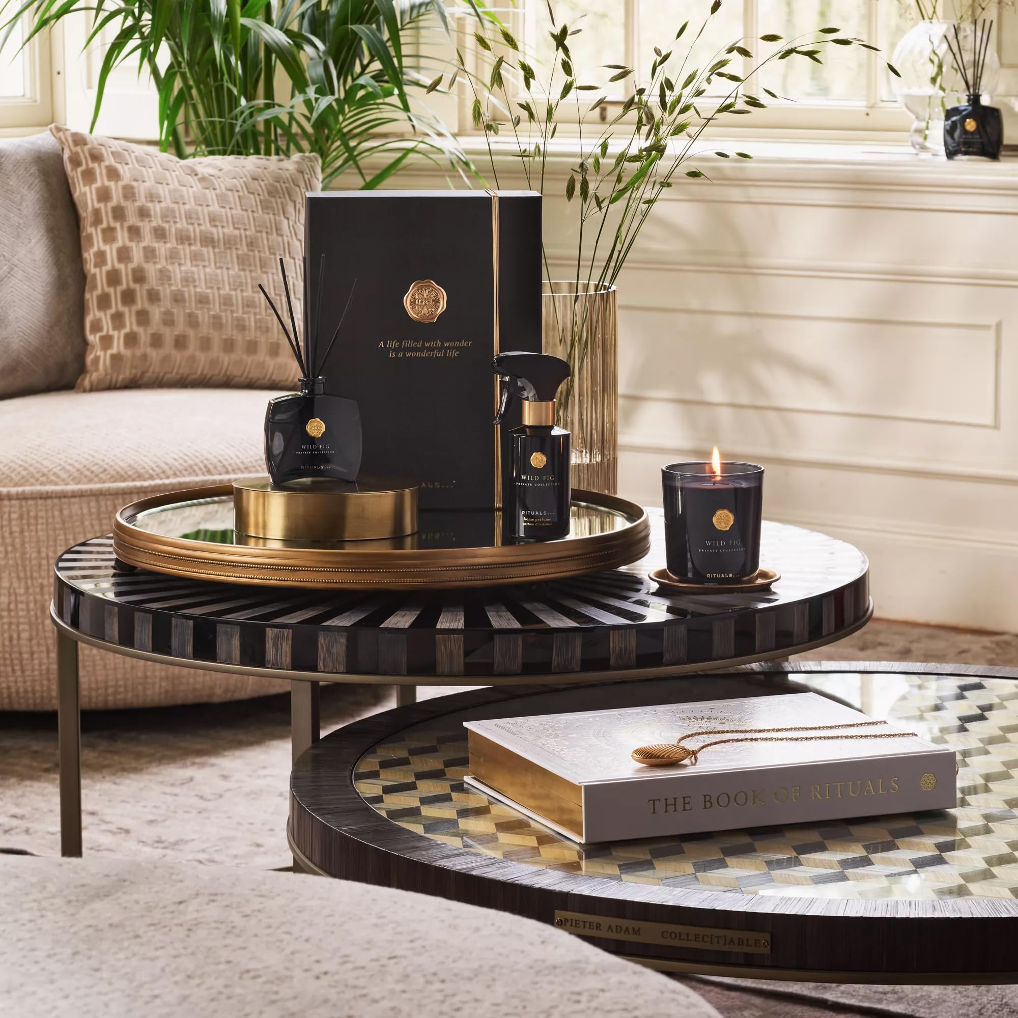 RITUALS Geschenkset Wild Fig Large – luxuriöse Raumdüfte aus der Private Collection – Aromatherapie-Geschenkbox mit Raumparfüm, Duftkerze und Duftstäbchen